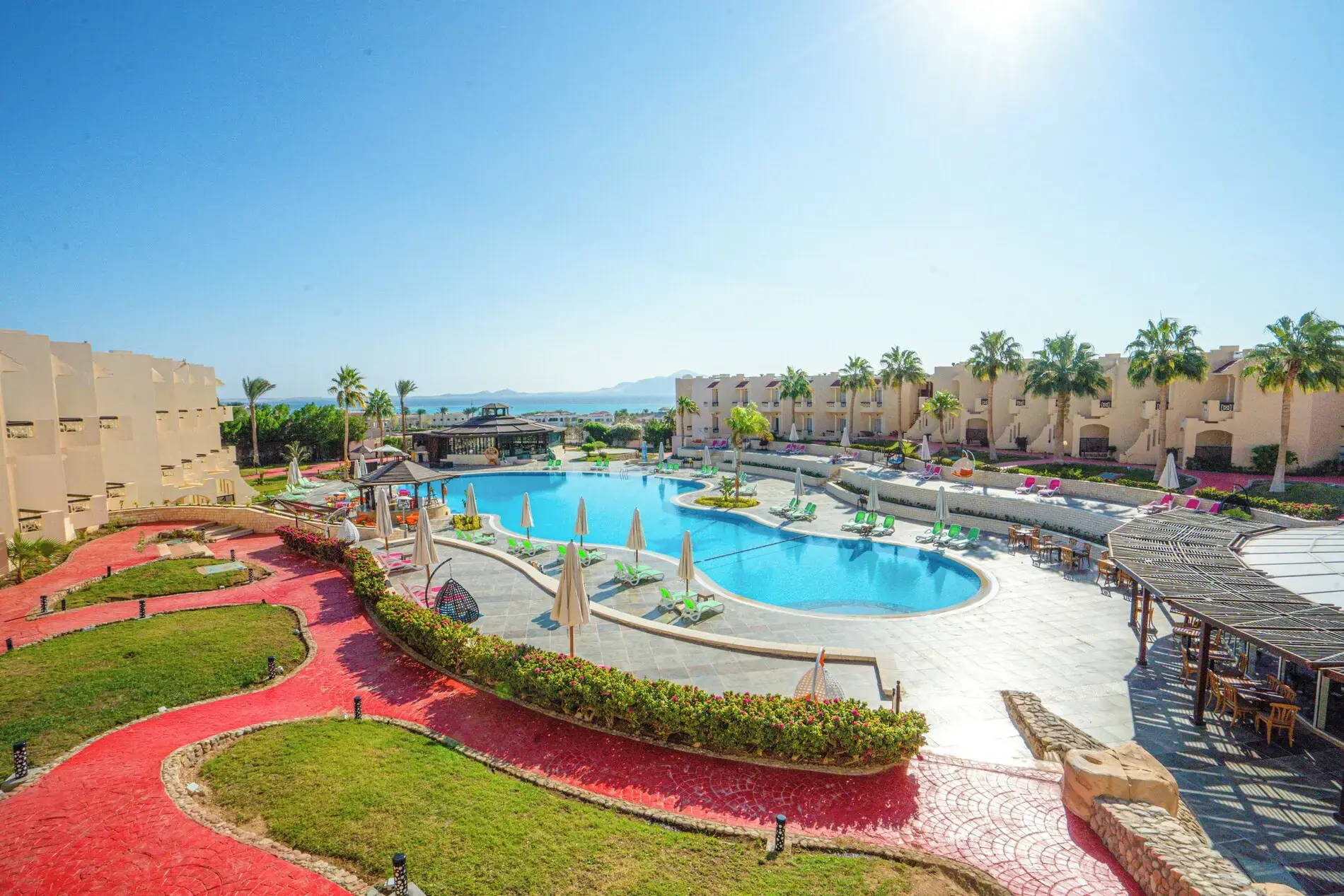 Изглед отгоре към басейните, градините и морето на хоризонта – Ivy Cyrene Sharm Resort (13+), Шарм Ел Шейх