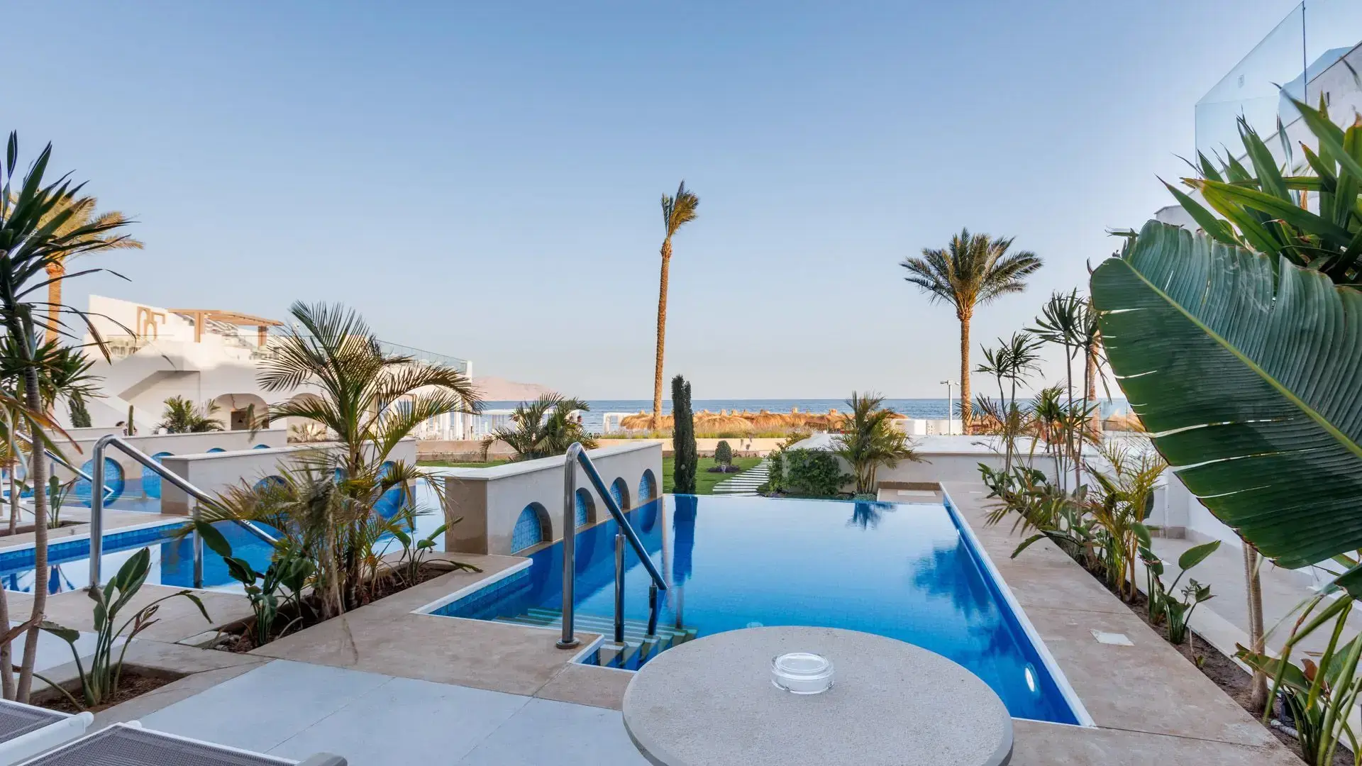 Басейн пред терасите сред палми с изглед към морето – Posh Club - Sunrise Remal Beach Resort, Шарм Ел Шейх