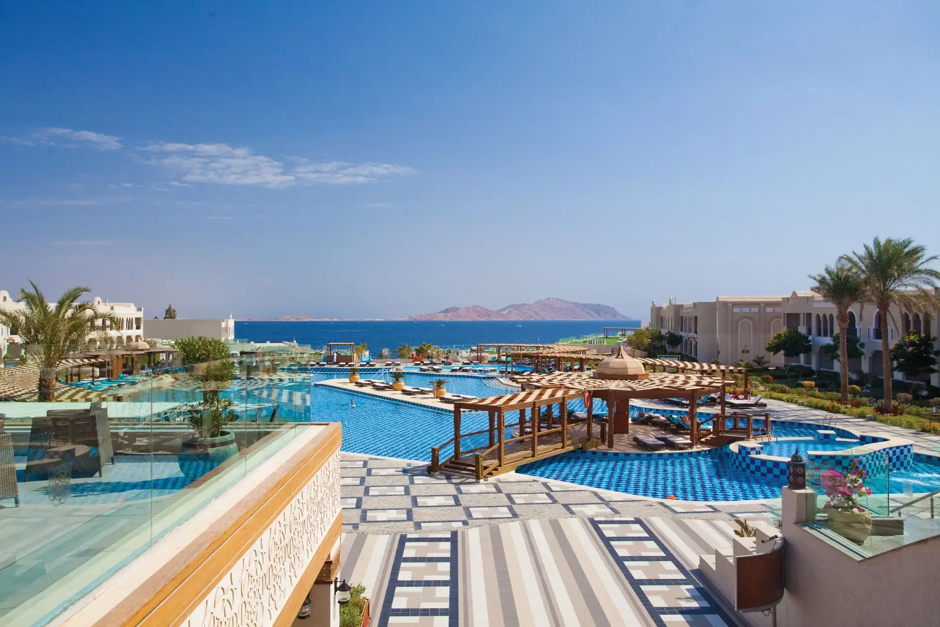 Терасите на хотела с басейни, морето и остров Тиран – Sunrise Arabian Beach Resort - Grand Select, Шарм Ел Шейх