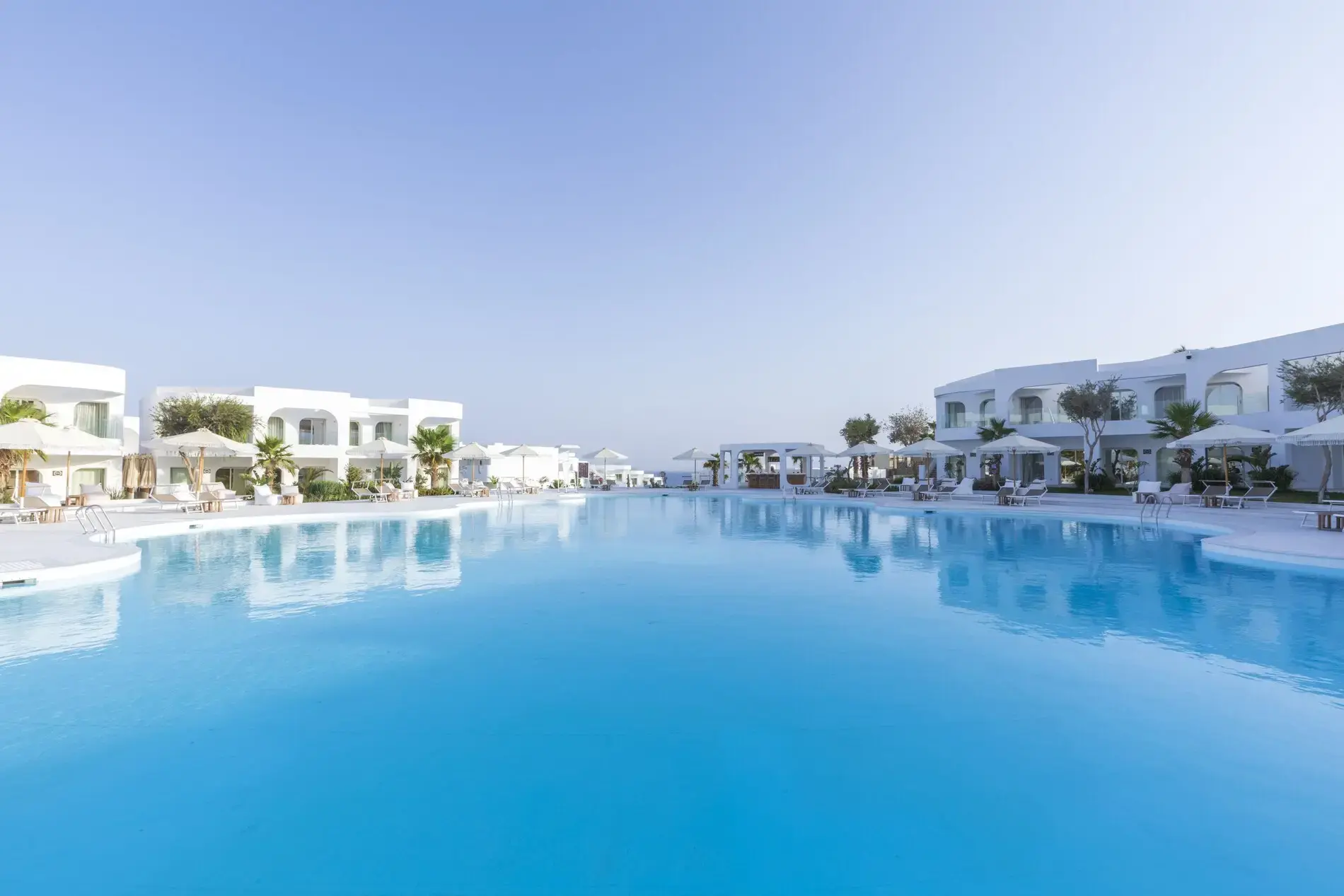 Безкраен басейн с изглед към белите сгради – Meraki Resort Sharm El Sheikh (16+), Шарм Ел Шейх