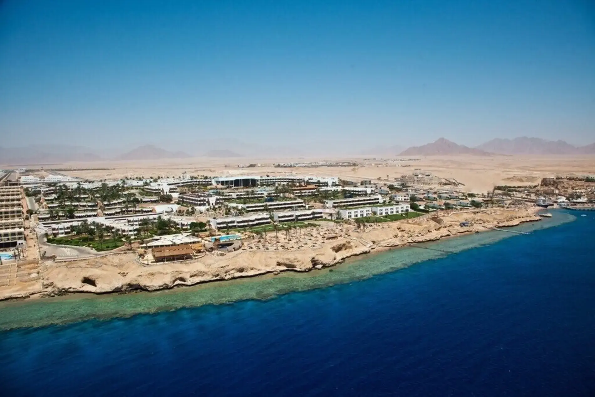 Изглед от въздуха към хотела, плажа и коралите на Червено море – V Hotel Sharm El Sheikh, Шарм Ел Шейх