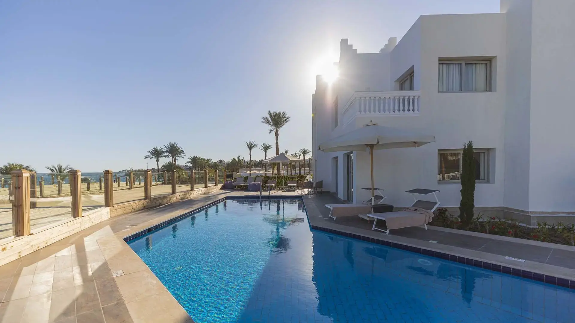 Частен басейн на Президентския апартамент с градина – Posh Club - Sunrise Diamond Beach Resort, Шарм Ел Шейх