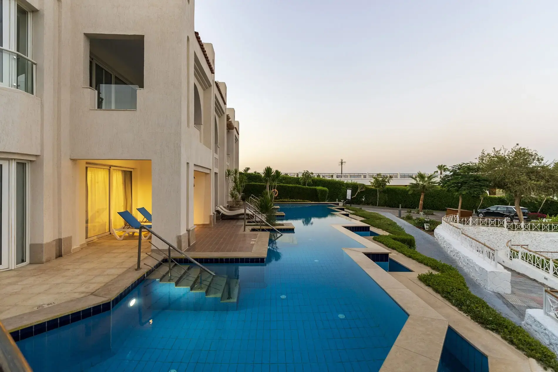 Дълъг басейн покрай сградите по залез – Posh Club - Sunrise Montemare Resort, Шарм Ел Шейх