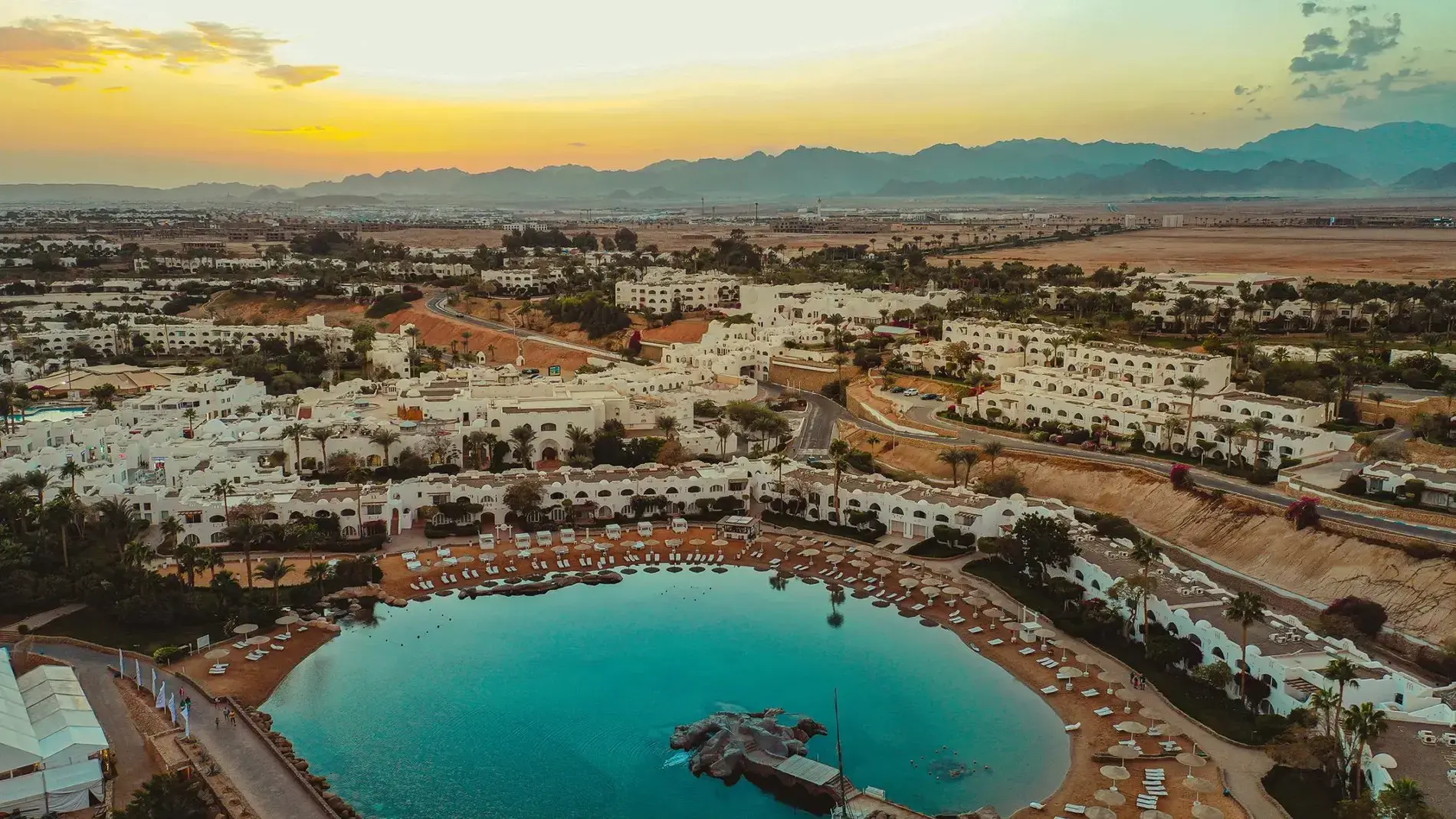 Солената лагуна в курорта и белите сгради отвисоко – Domina Coral Bay Harem Deluxe, Шарм Ел Шейх