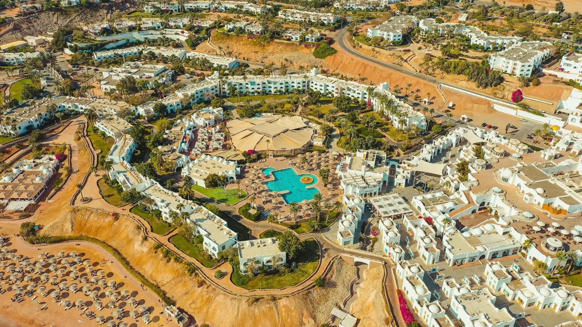 Изглед от въздуха към централната част на комплекса с вилите – Domina Coral Bay Bellavista, Шарм Ел Шейх