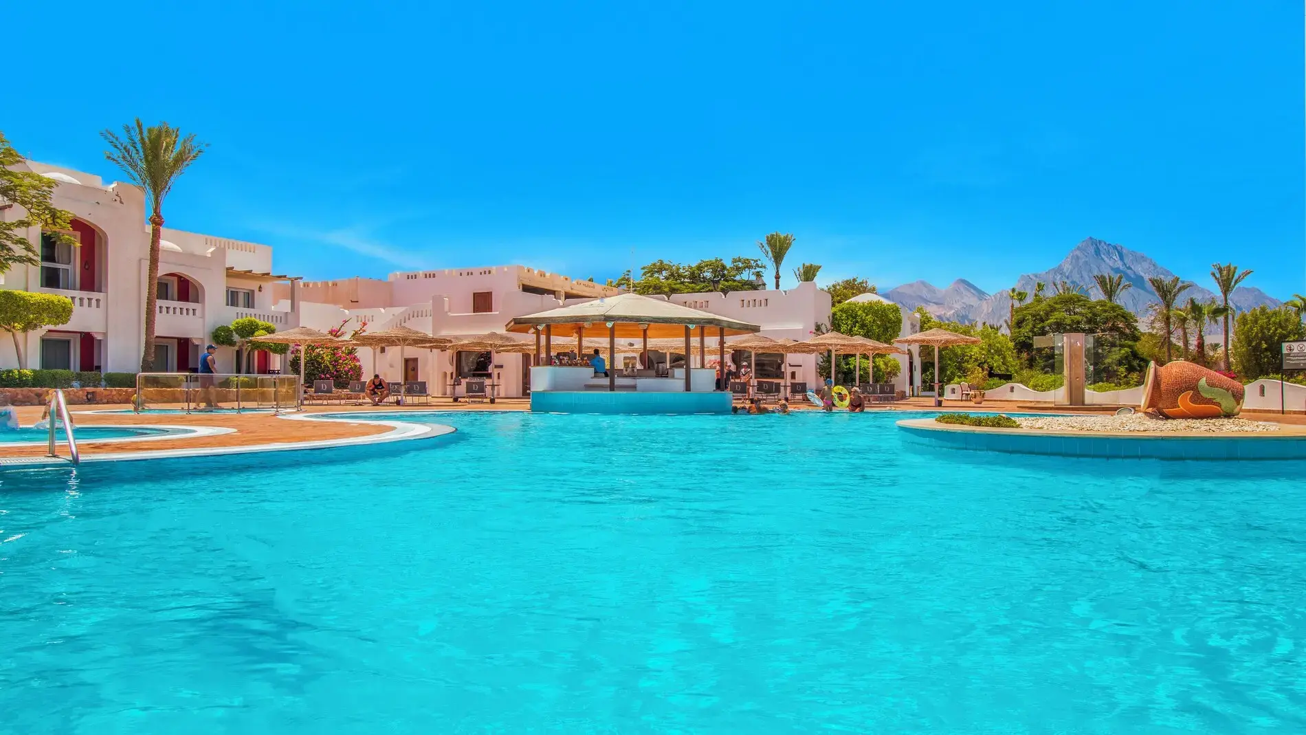 Басейн с бар във водата пред сградата на Harem – Domina Coral Bay Harem Junior Suite, Шарм Ел Шейх