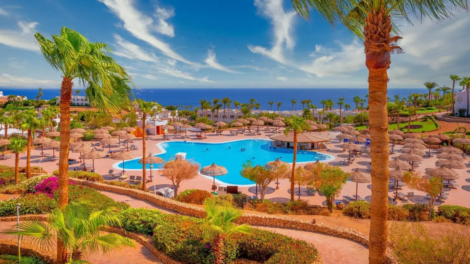 Изглед към главния басейн, палмите и морето през деня – Domina Coral Bay Sultan Pool, Шарм Ел Шейх