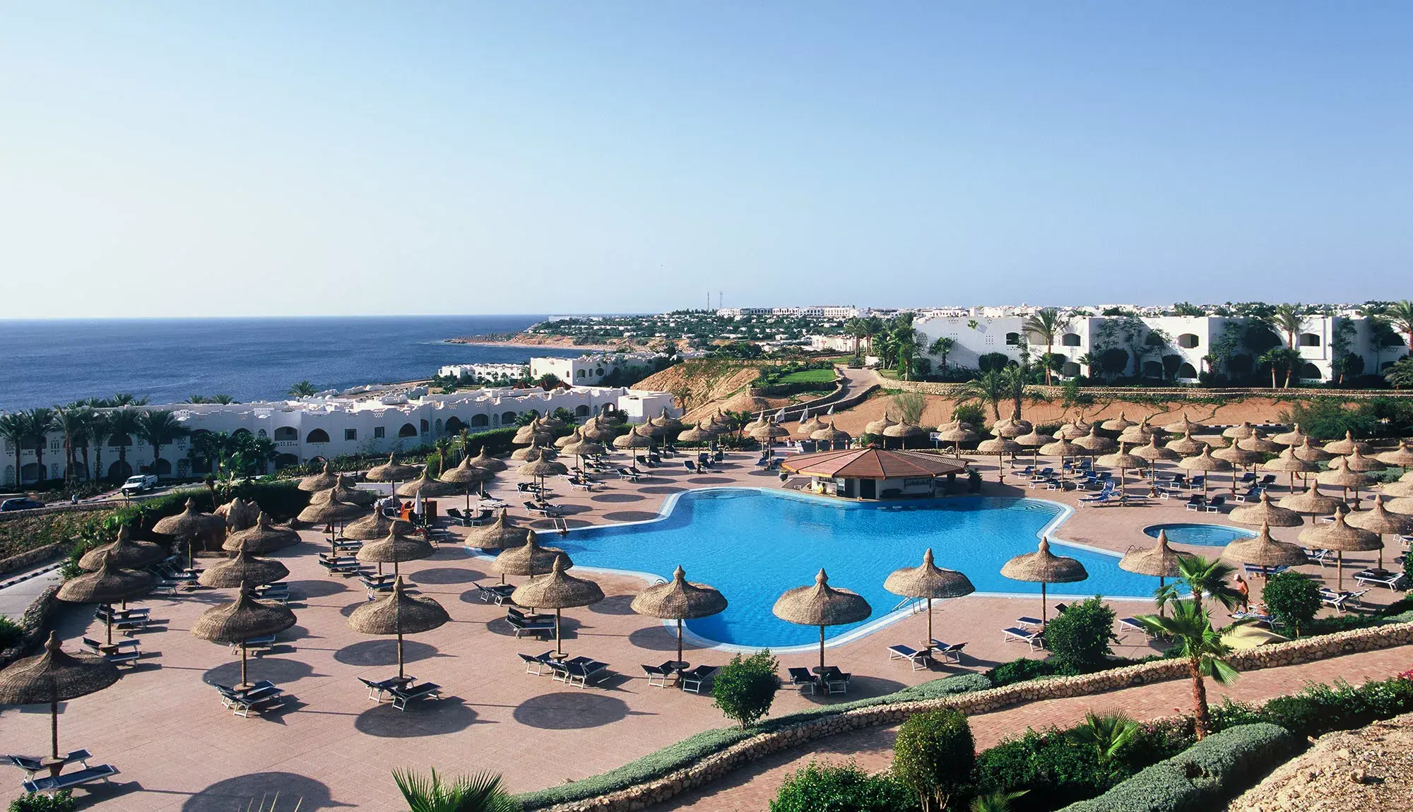 Изглед отвисоко към зоната Sultan, басейна, плажа и морето – Domina Coral Bay Sultan Beach, Шарм Ел Шейх