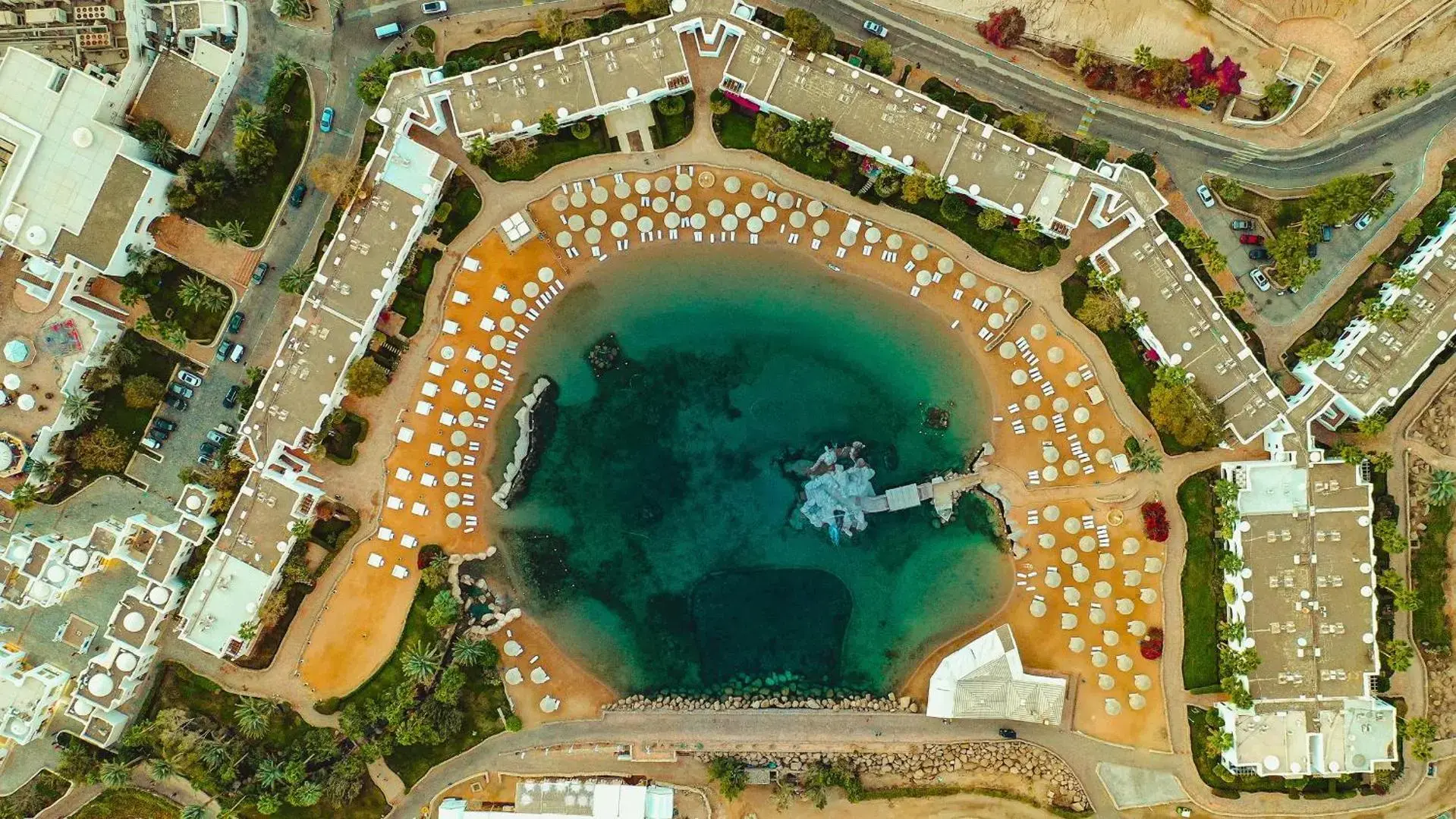 Изглед от въздуха към Соленото езеро, плажа и сградите около него – Domina Coral Bay Kings Lake, Шарм Ел Шейх