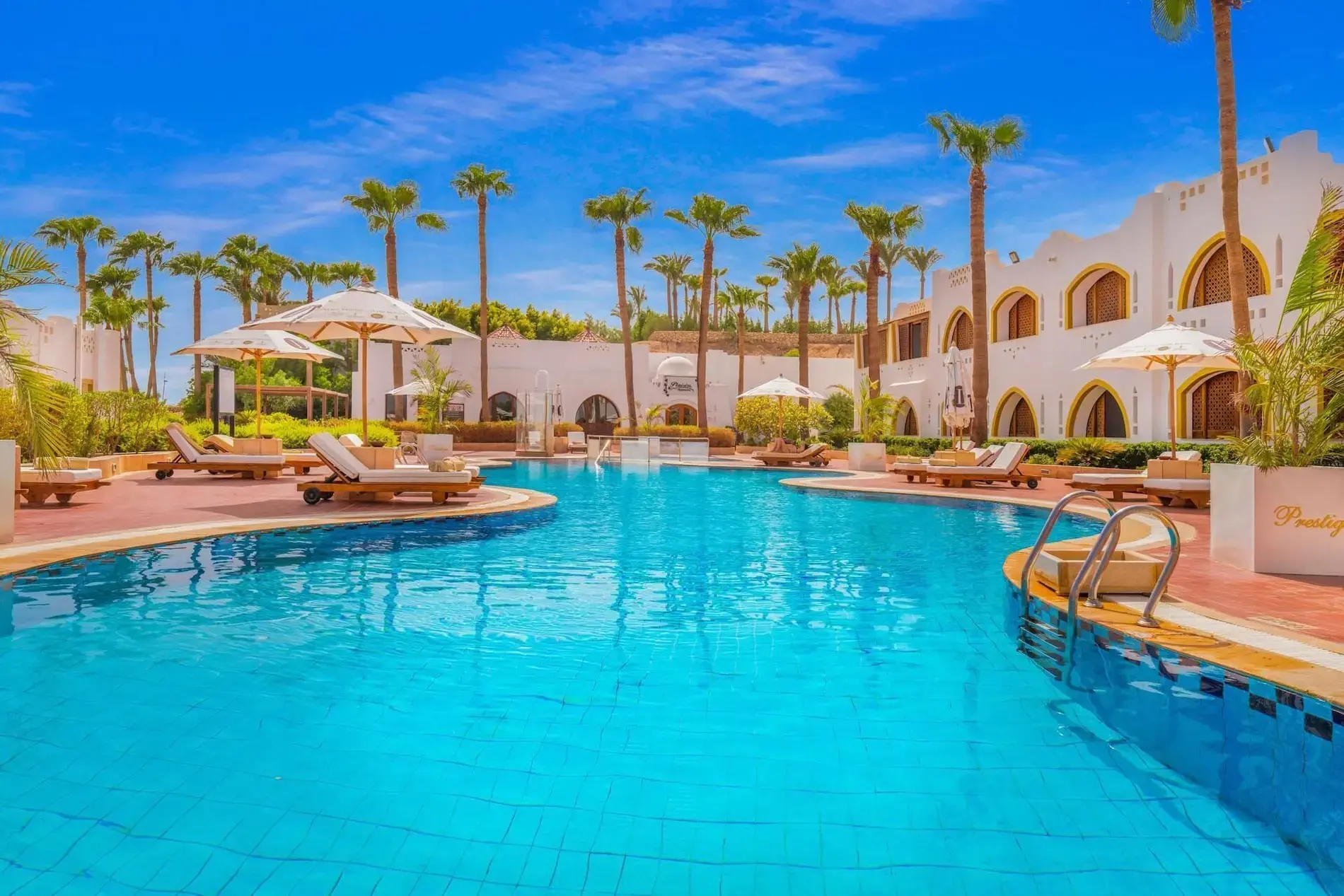 Извит басейн с парапети и палмова алея – Domina Prestige Pool, Шарм Ел Шейх