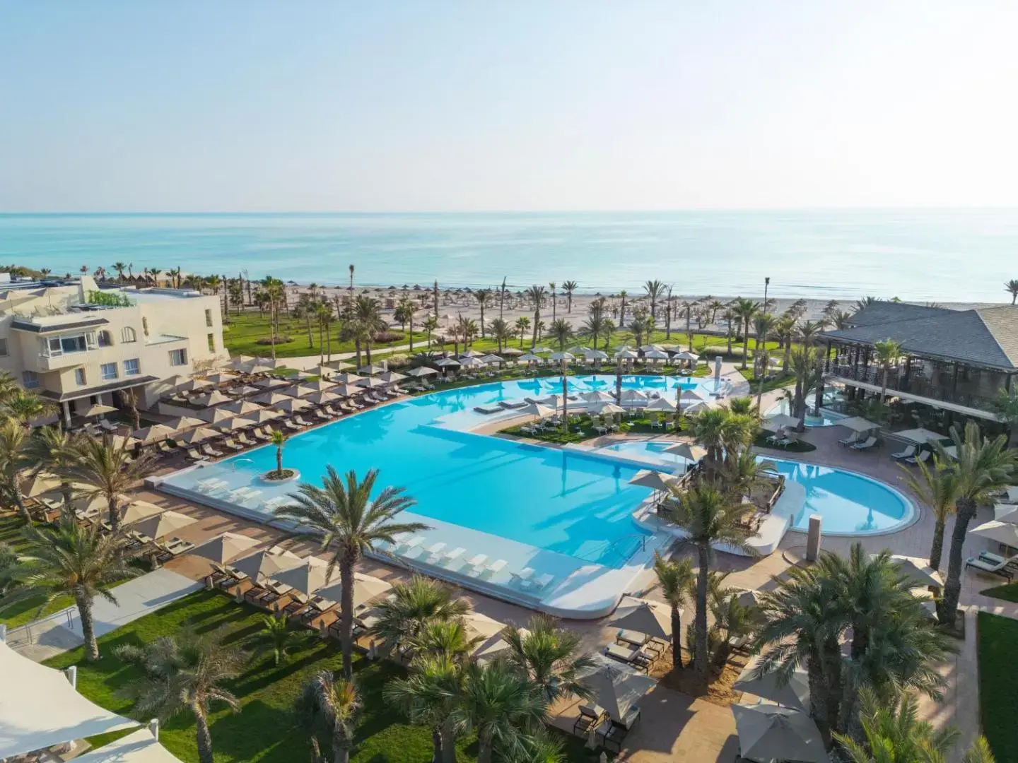 Изглед от въздуха към хотела, басейните и морето – Iberostar Selection Eolia Djerba, Джерба