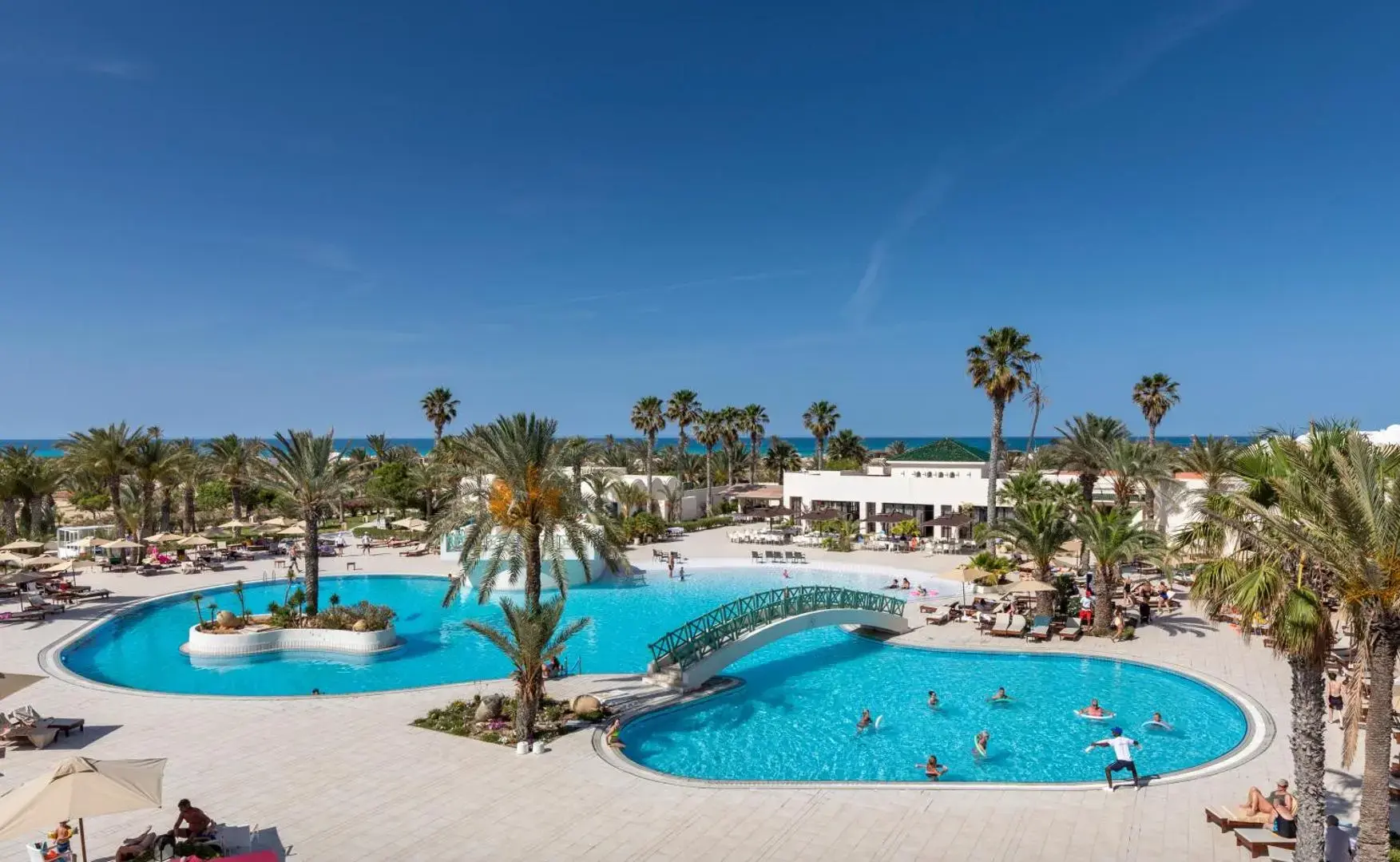 Изглед отвисоко към басейните, палмите и морето – Yadis Djerba Golf Thalasso & Spa, Джерба