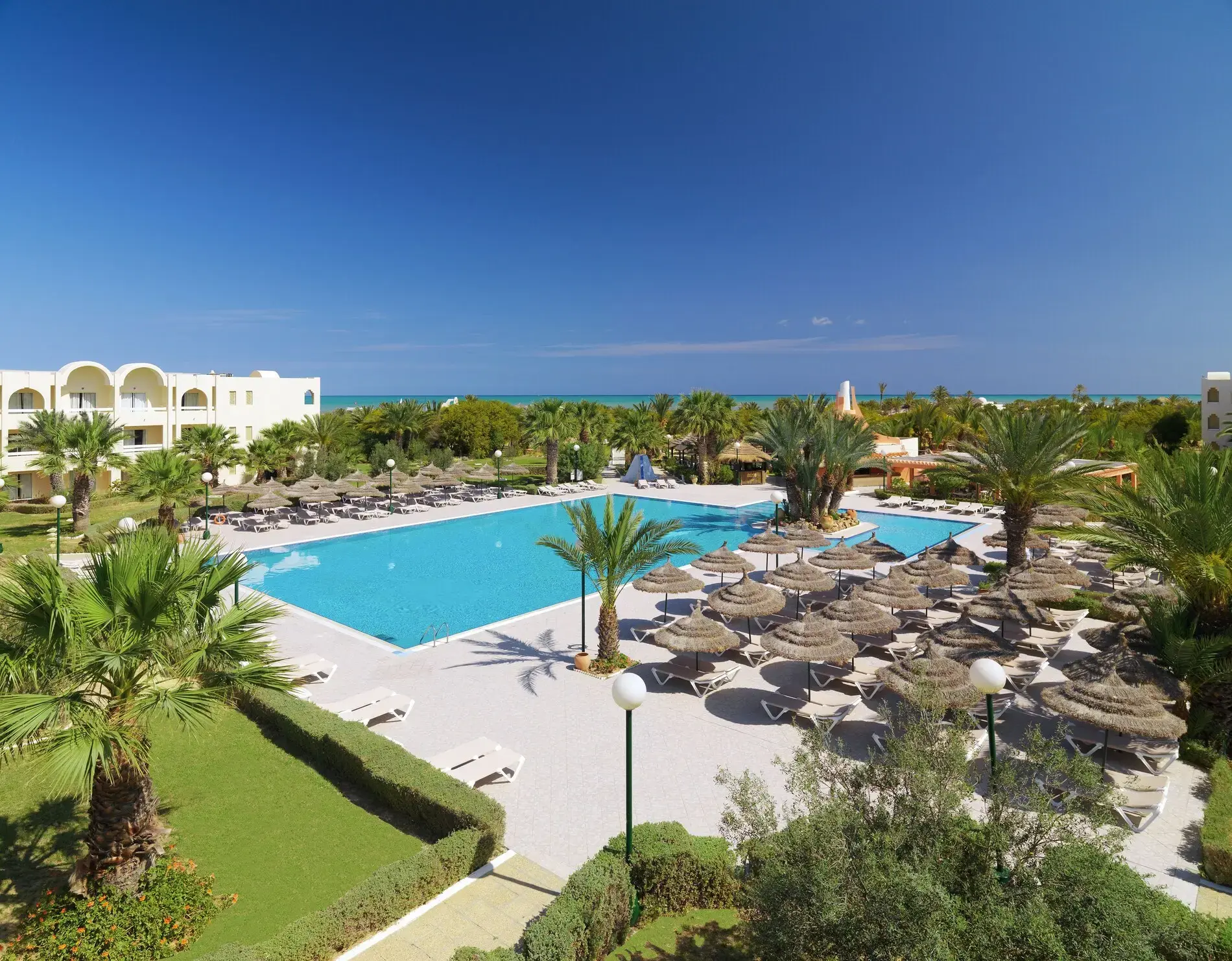 Голям открит басейн сред палмова градина – Iberostar Waves Mehari Djerba, Джерба