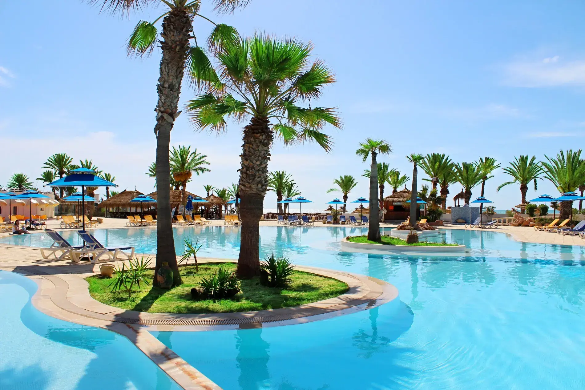 Открит басейн с палми и зелен остров в средата през деня – Royal Karthago Resort & Thalasso, Джерба