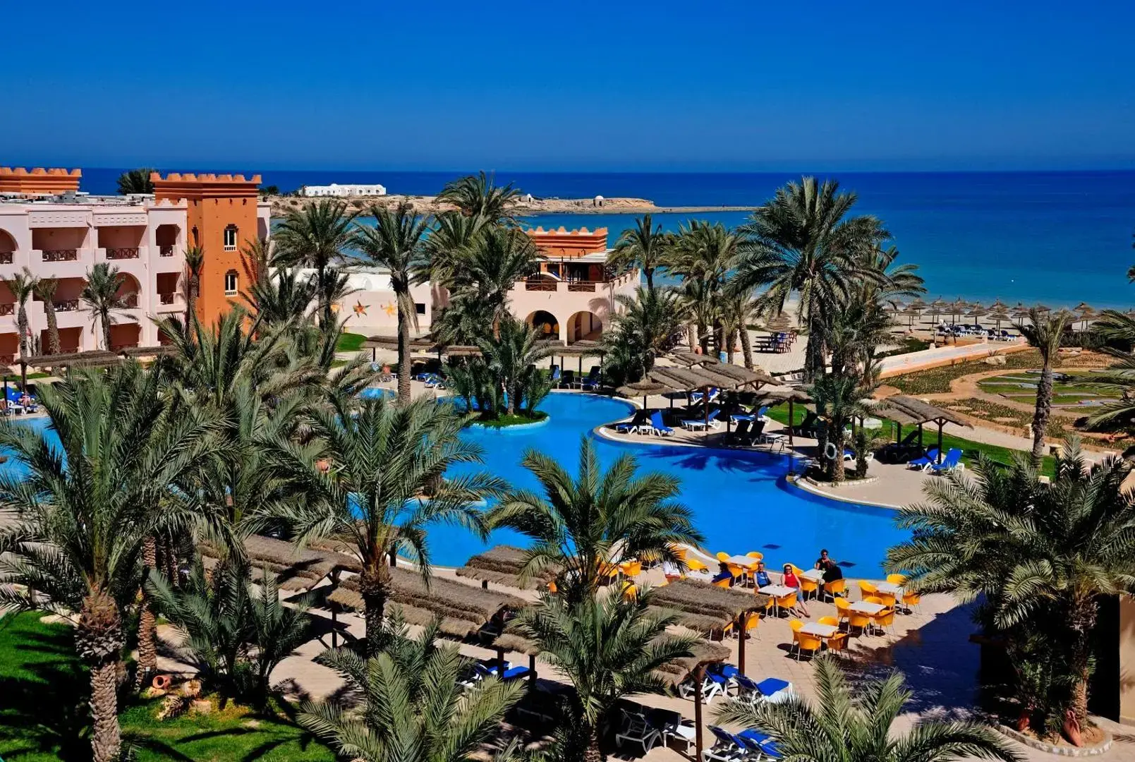 Изглед отгоре към хотела, басейна с палми и морето – Vincci Safira Palms, Зарзис