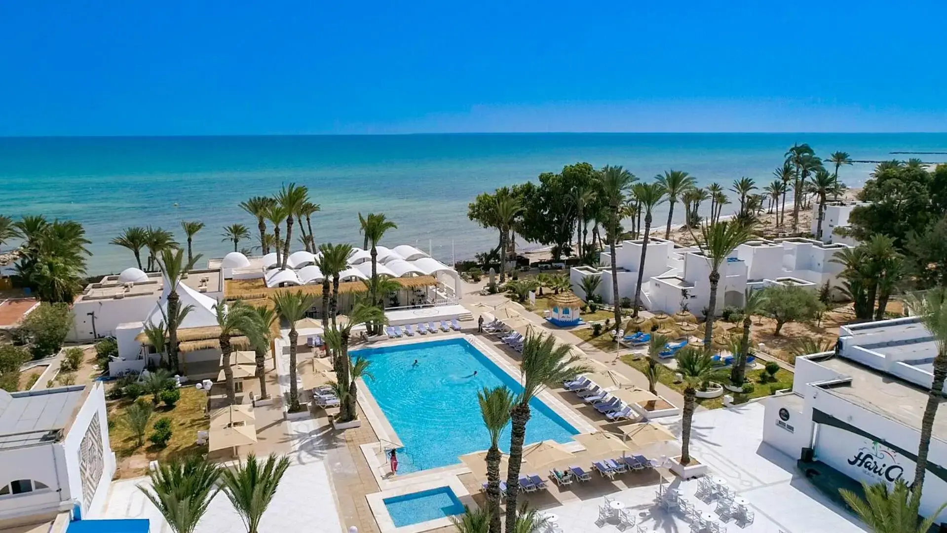 Изглед от въздуха към басейна, бунгалата и морето – Hari Club Beach Resort, Джерба