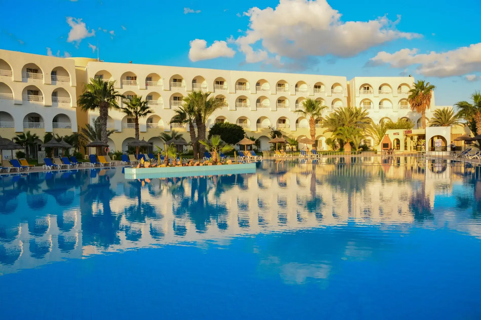 Сградите на хотела, отразени в големия открит басейн – Sidi Mansour Resort & Spa Djerba, Джерба