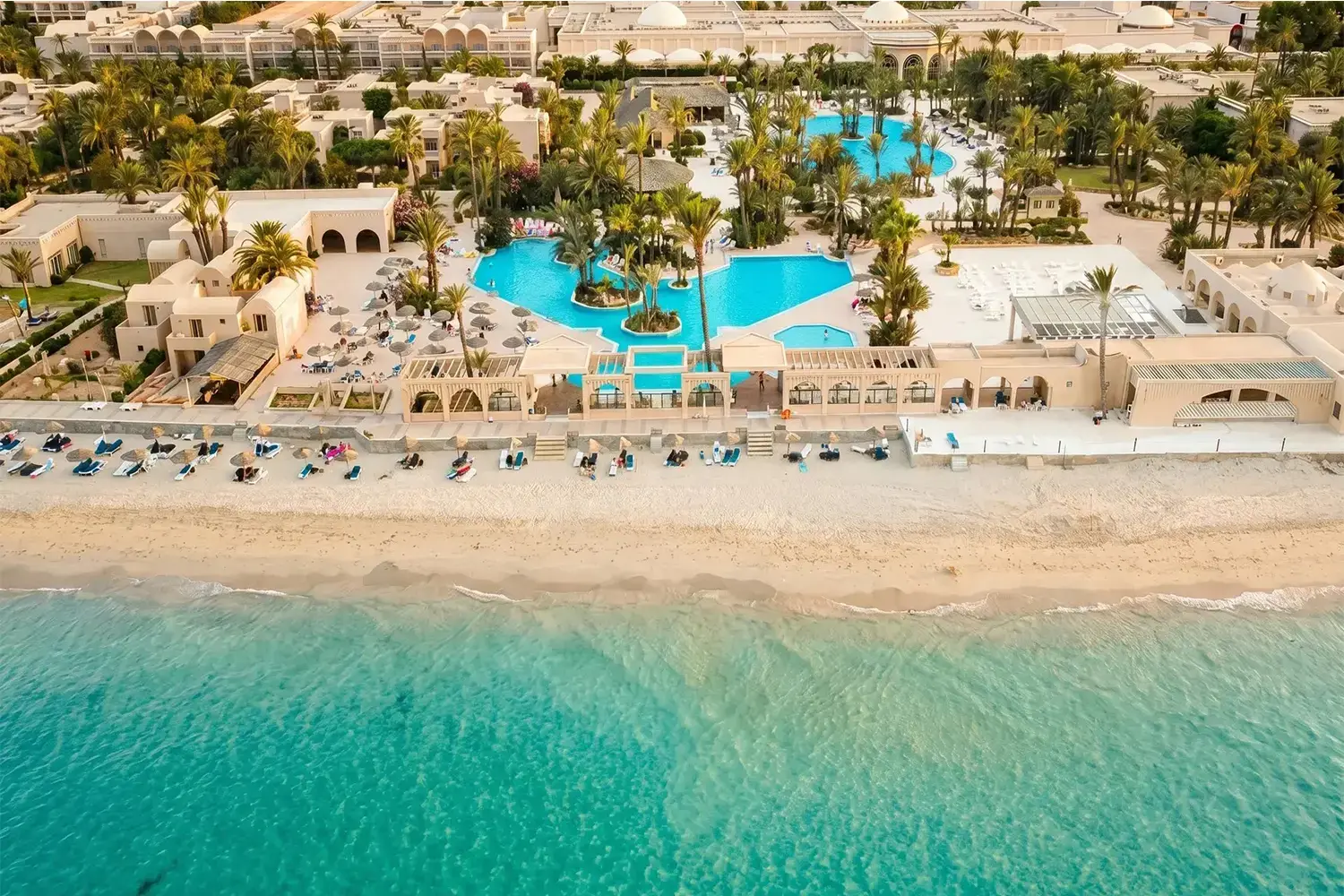 Изглед от въздуха към хотела, басейните и плажа с тюркоазено море – Zita Beach Resort, Джерба