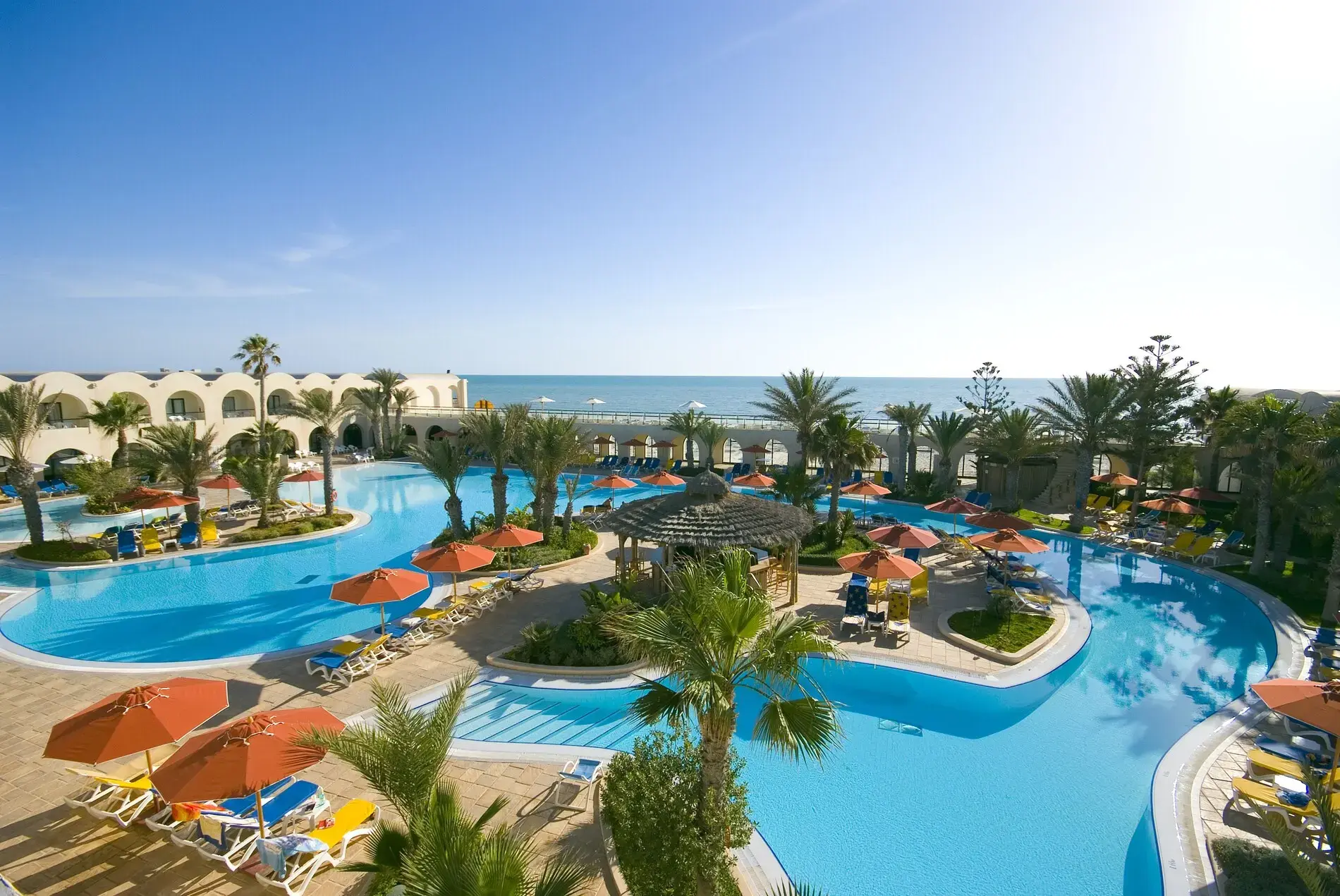 Панорама към лагуновия басейн, палмите и морето – Sentido Djerba Beach, Джерба