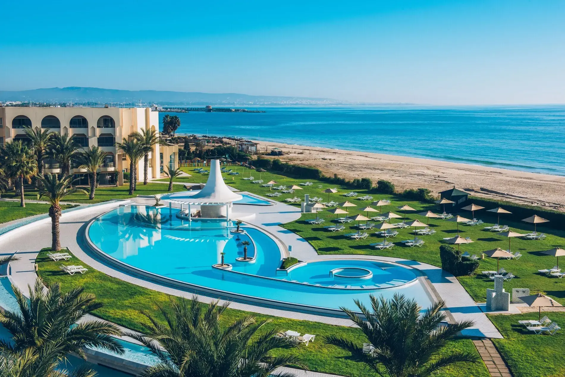 Изглед от въздуха към хотела, басейна с джакузи и плажа – Iberostar Waves Averroes, Ясмин Хаммамет