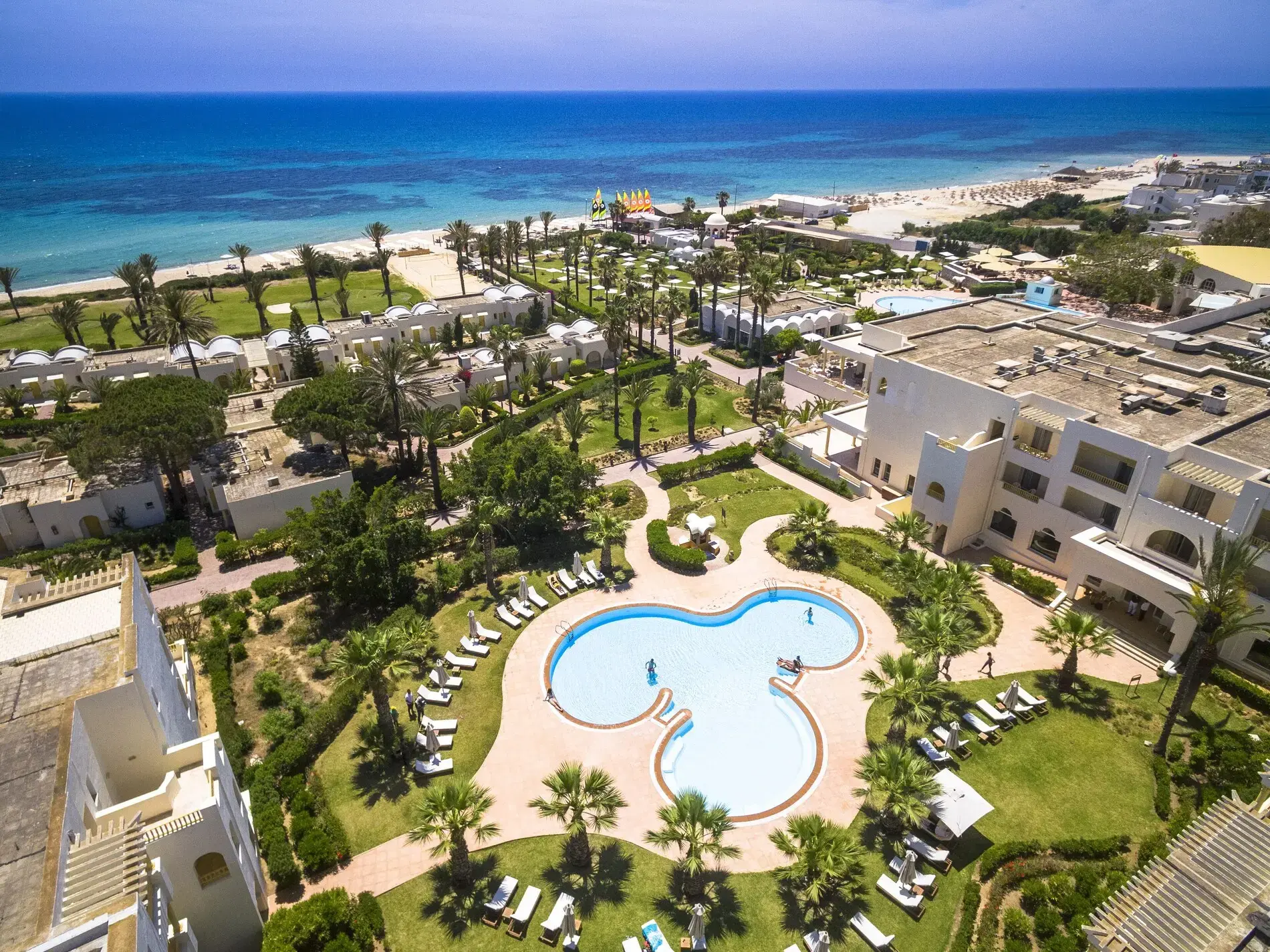 Панорама от високо към басейна с форма на детелина и плажа – Calimera Delfino Beach Resort & Spa, Хаммамет