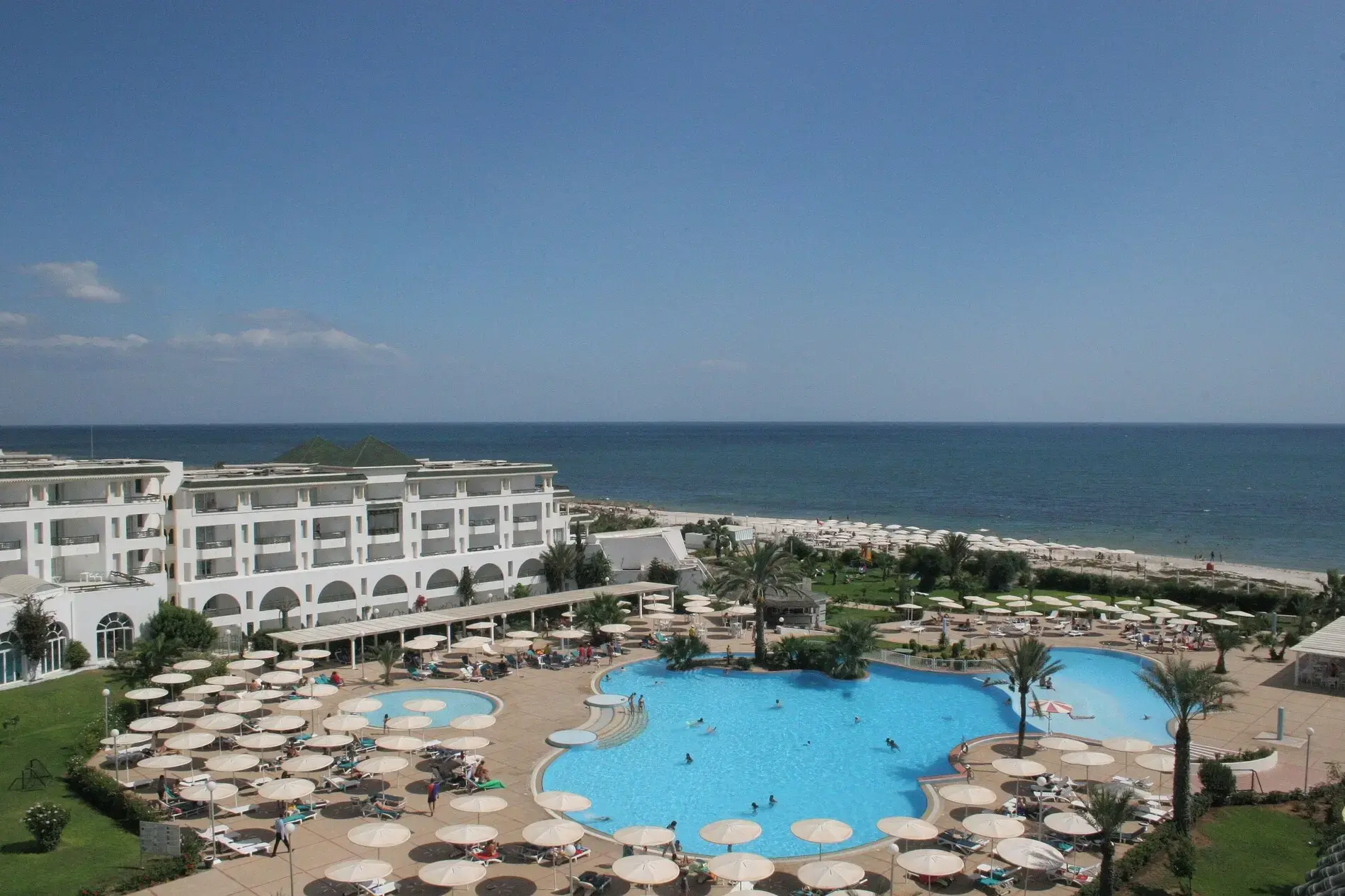 Изглед отвисоко към хотела, басейна и пясъчния плаж през деня – El Mouradi Palm Marina, Порт ел Кантауи