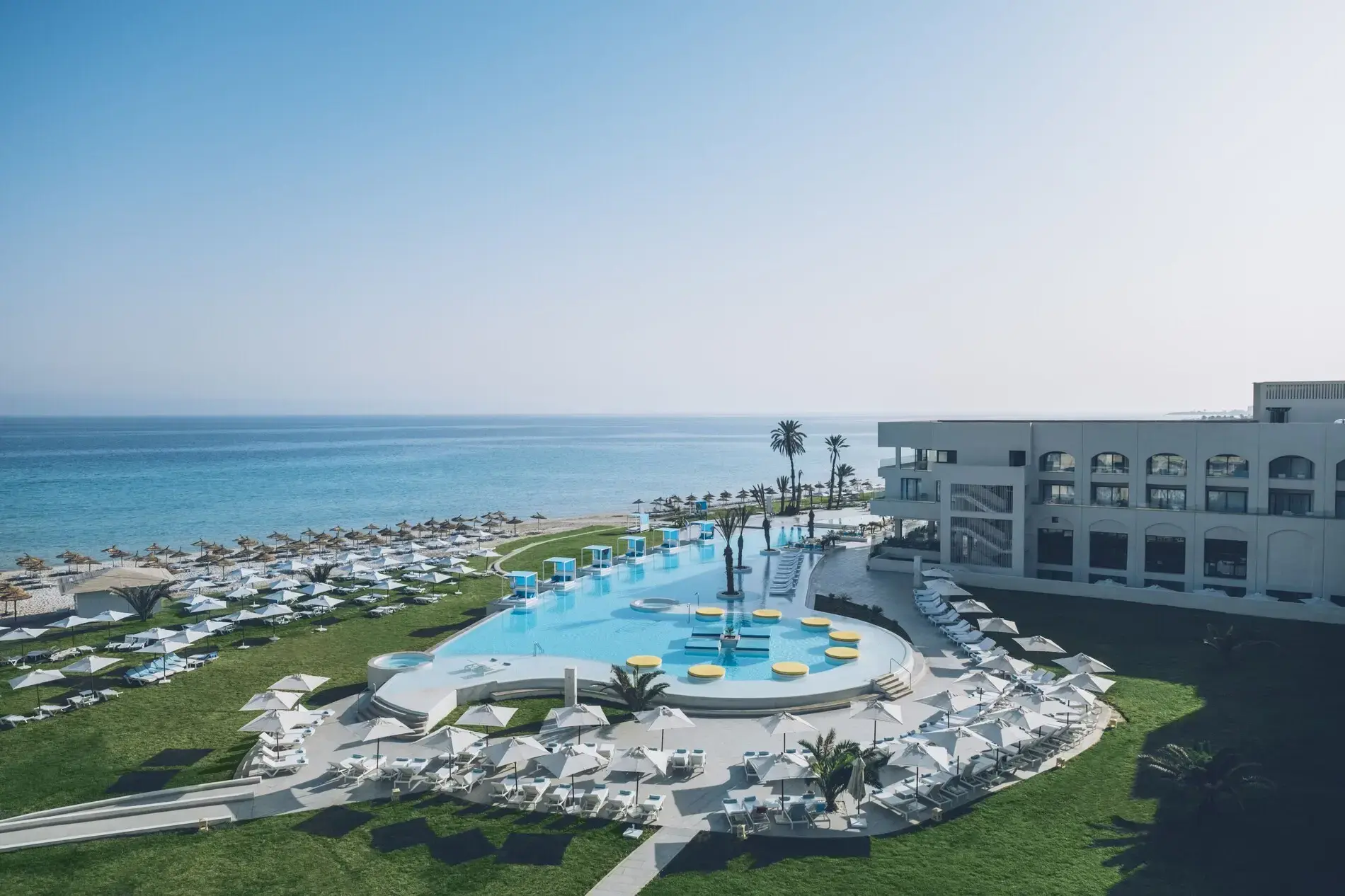 Хотелът с основния басейн и плажа на първа линия – Iberostar Selection Kuriat Palace, Монастир