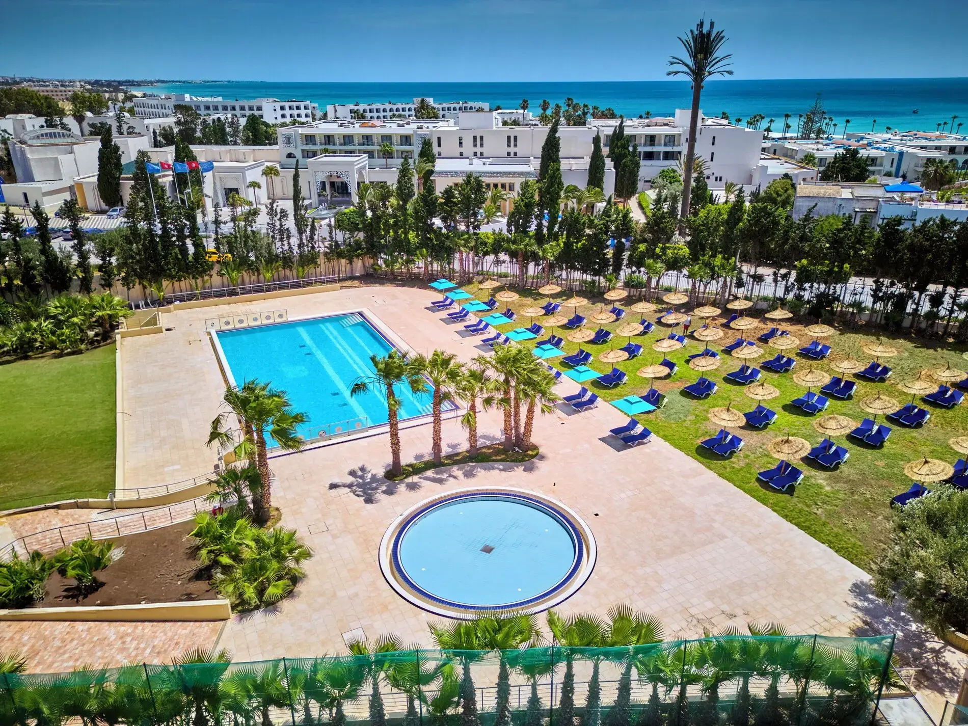 Изглед от въздуха към хотела, градината с басейна и морето – Nahrawess Resort & Thalasso, Хамамет