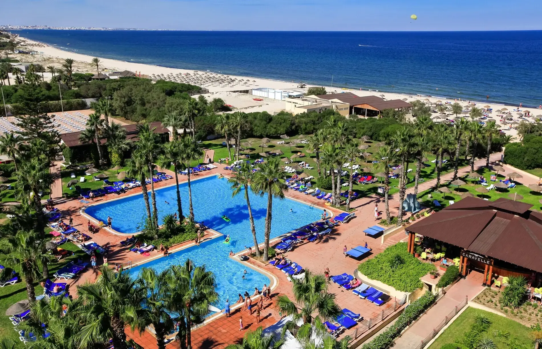 Изглед от въздуха към басейните, градината и плажа край морето – Sahara Beach Aquapark Resort, Монастир