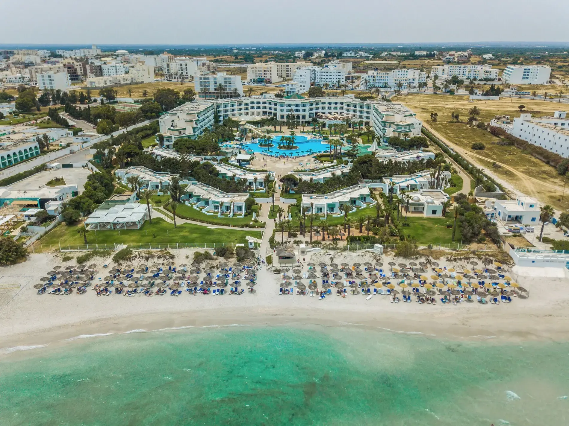 Изглед от въздуха към хотела, басейните и пясъчния плаж – Melia El Mansour Mahdia Thalasso & Spa, Махдия