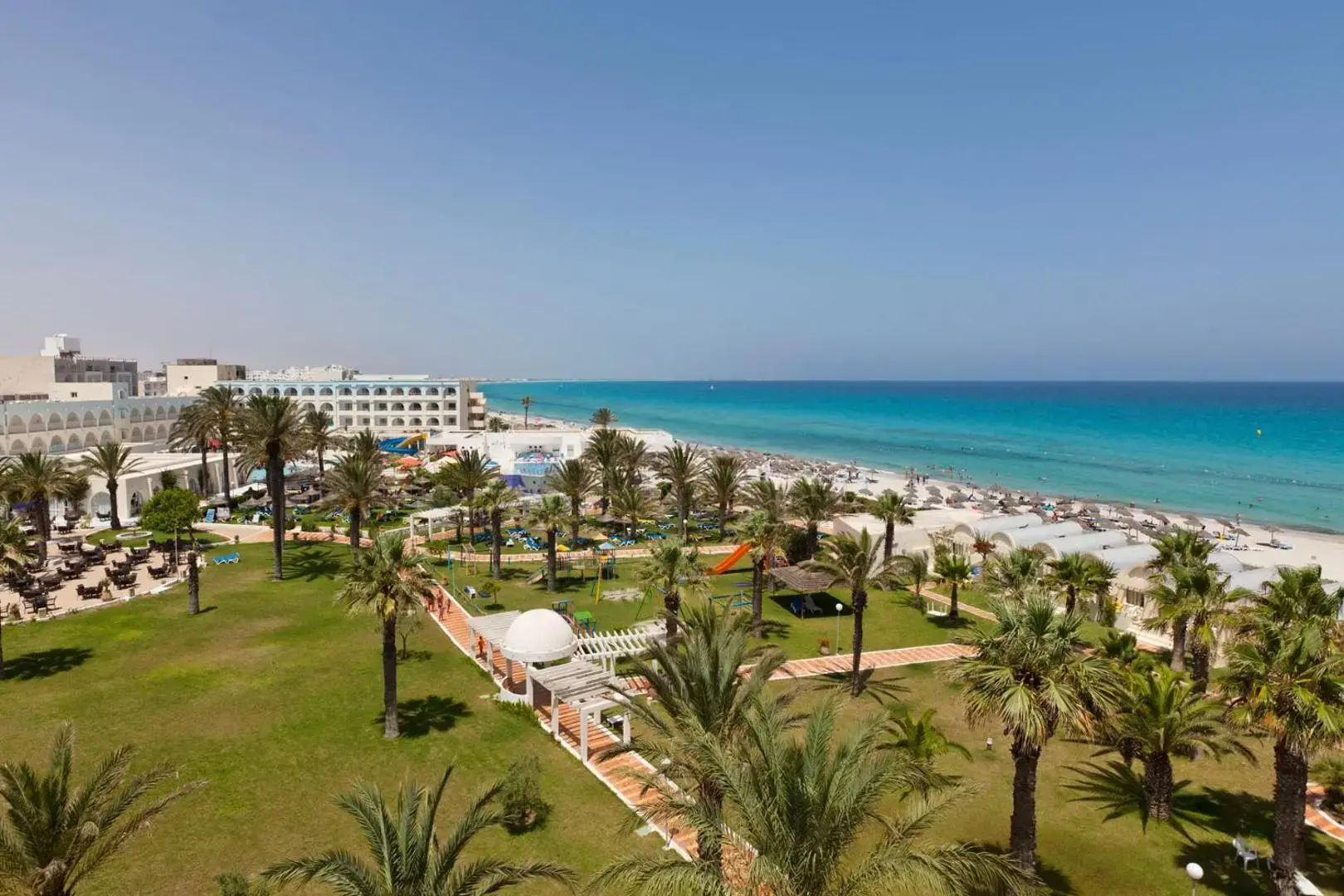 Панорама на комплекса с палмовата градина и брега – El Mehdi Beach Resort, Махдия