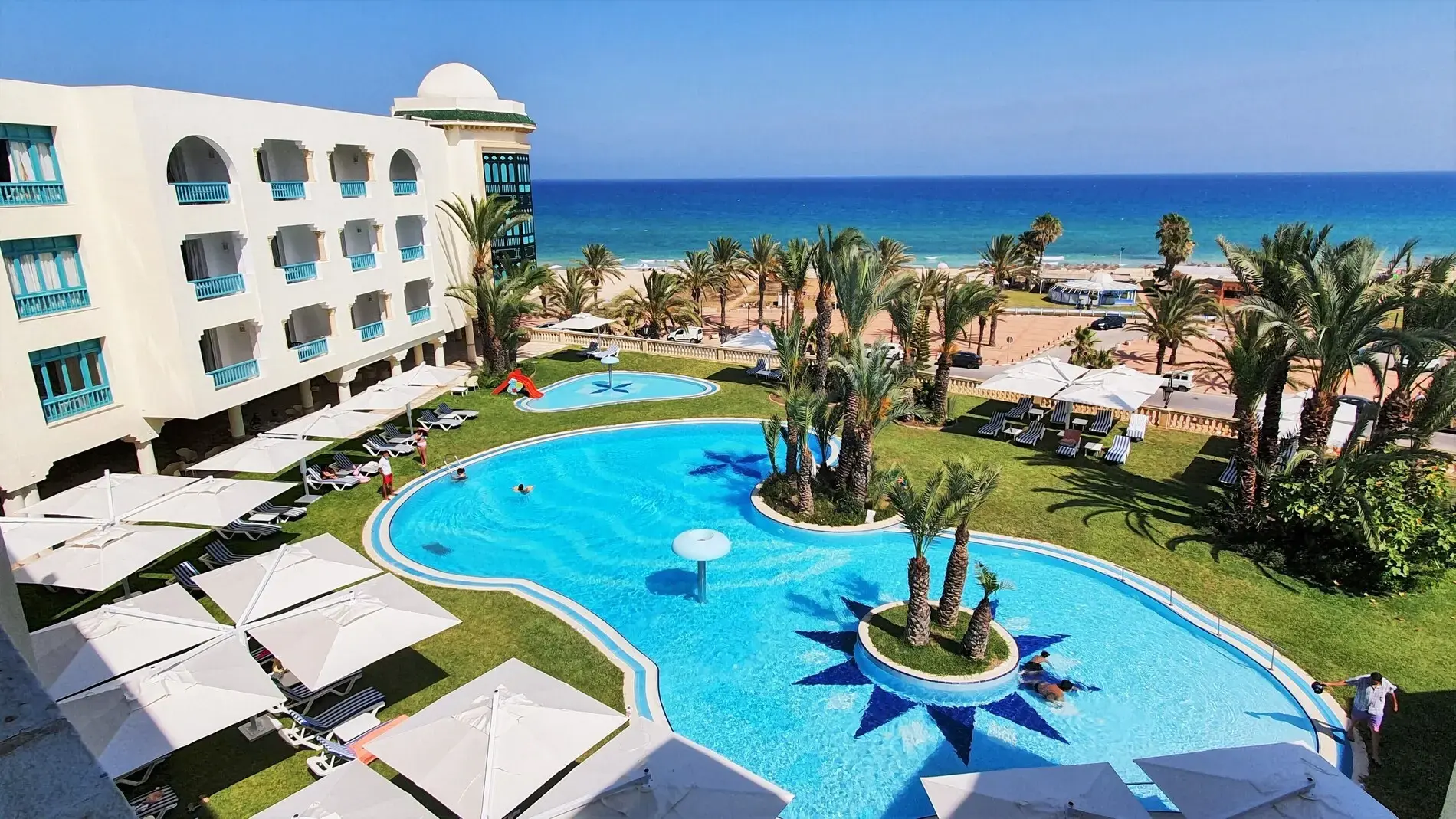 Изглед отгоре към басейна с палми, градината и морето – Mehari Hammamet Thalasso & Spa, Ясмин Хаммамет