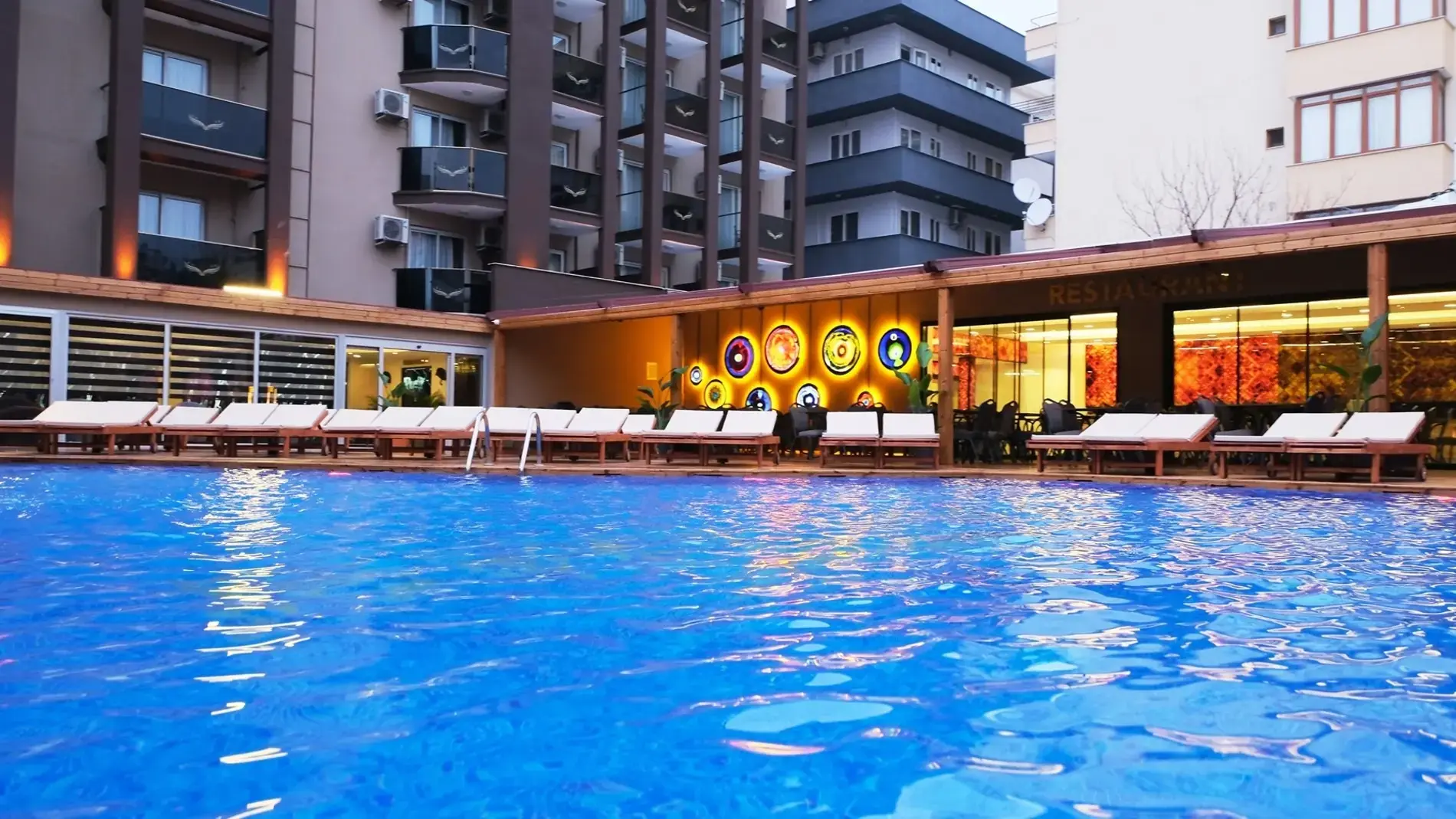 Басейн пред сградата на хотела с шезлонги и ресторанта – Duqqan Deluxe Hotel, Кушадасъ