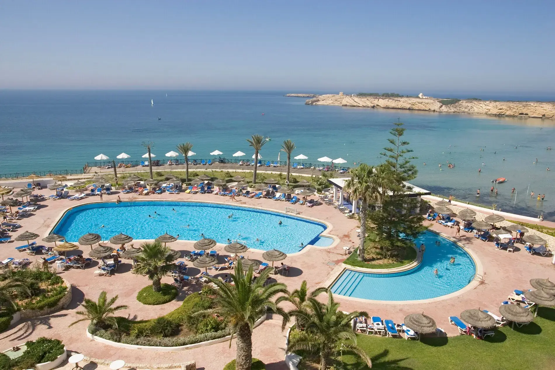 Изглед от въздуха към басейните, градината и морето – Regency Hotel & Spa Monastir, Монастир