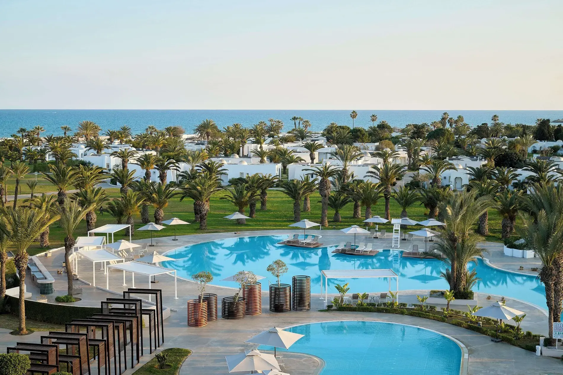 Изглед отвисоко към басейните, бунгалата сред палмите и морето – Iberostar Selection Mirage Hammamet, Ясмин Хаммамет