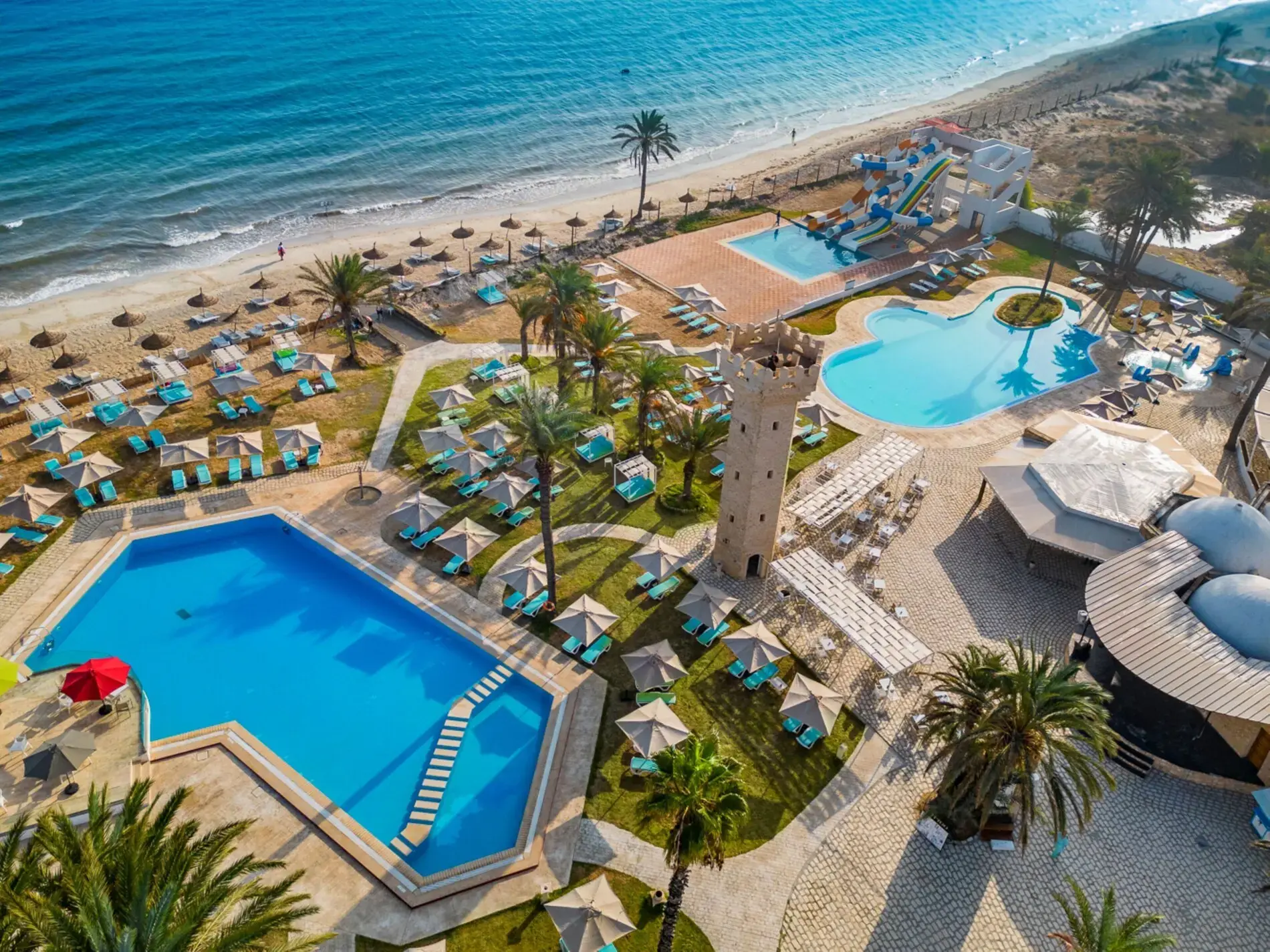 Изглед от въздуха към хотела, басейните, плажа и морето – Monarque Club Rivage, Монастир