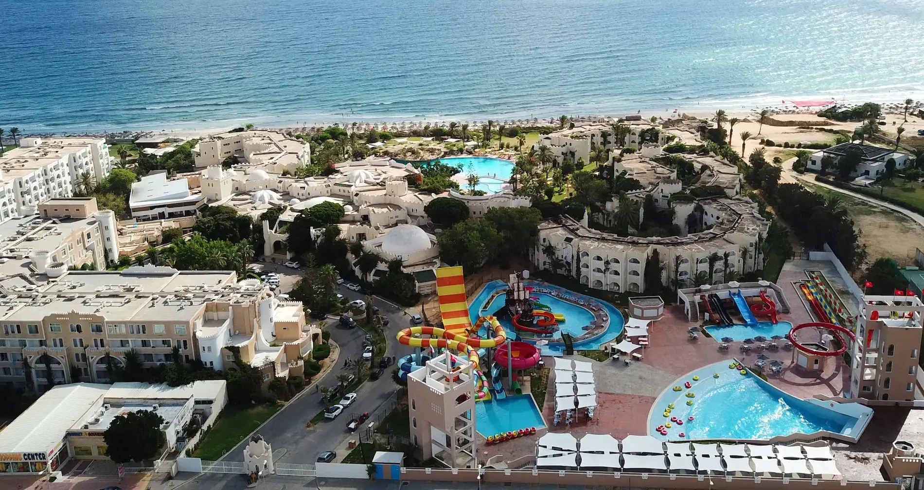 Изглед от въздуха към хотела, аквапарка и плажа на Средиземно море – Mahdia Beach & Aquapark, Махдия