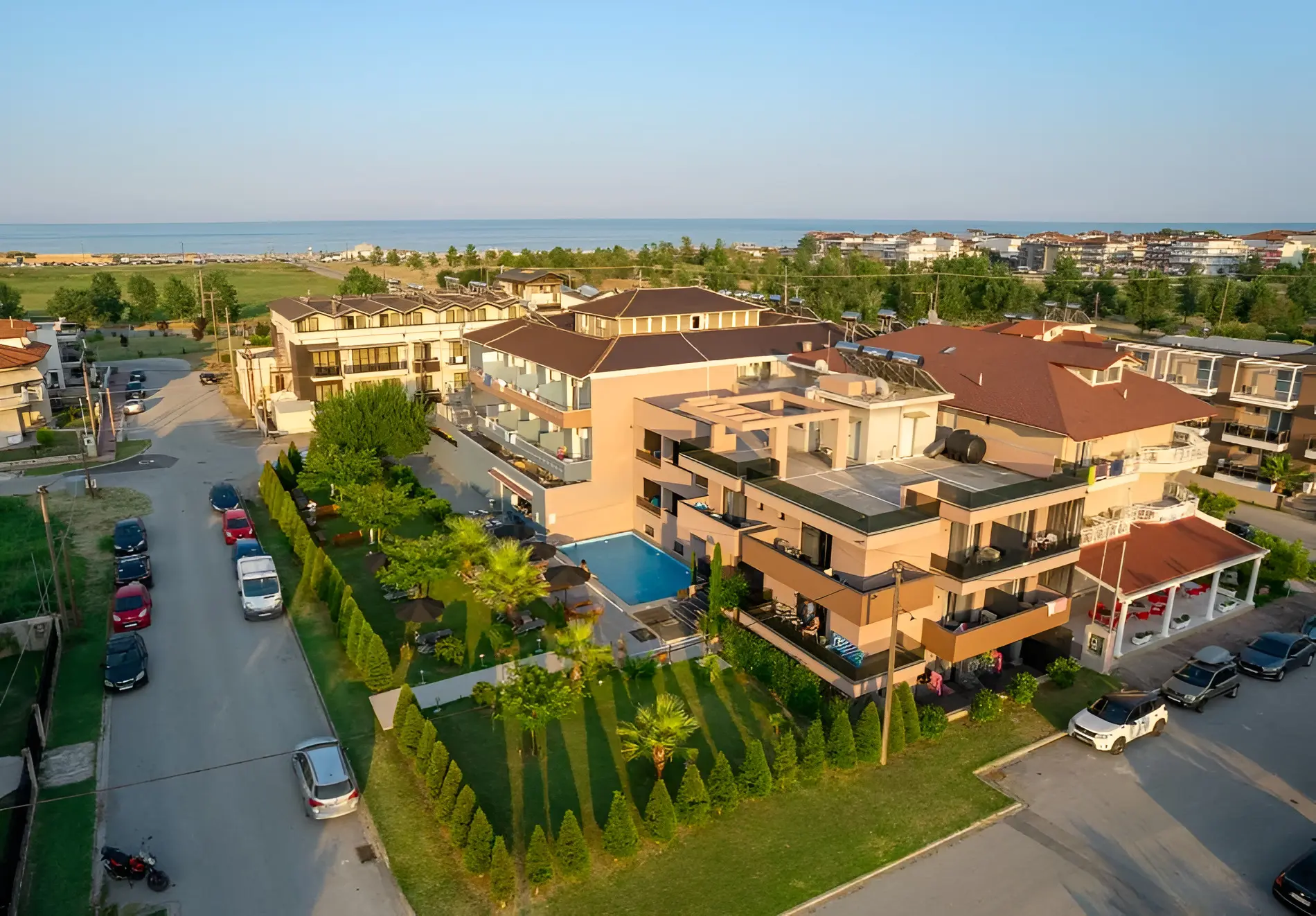 Въздушен изглед към хотела с басейна и морето в далечината – Yakinthos Hotel, Олимпийска ривиера