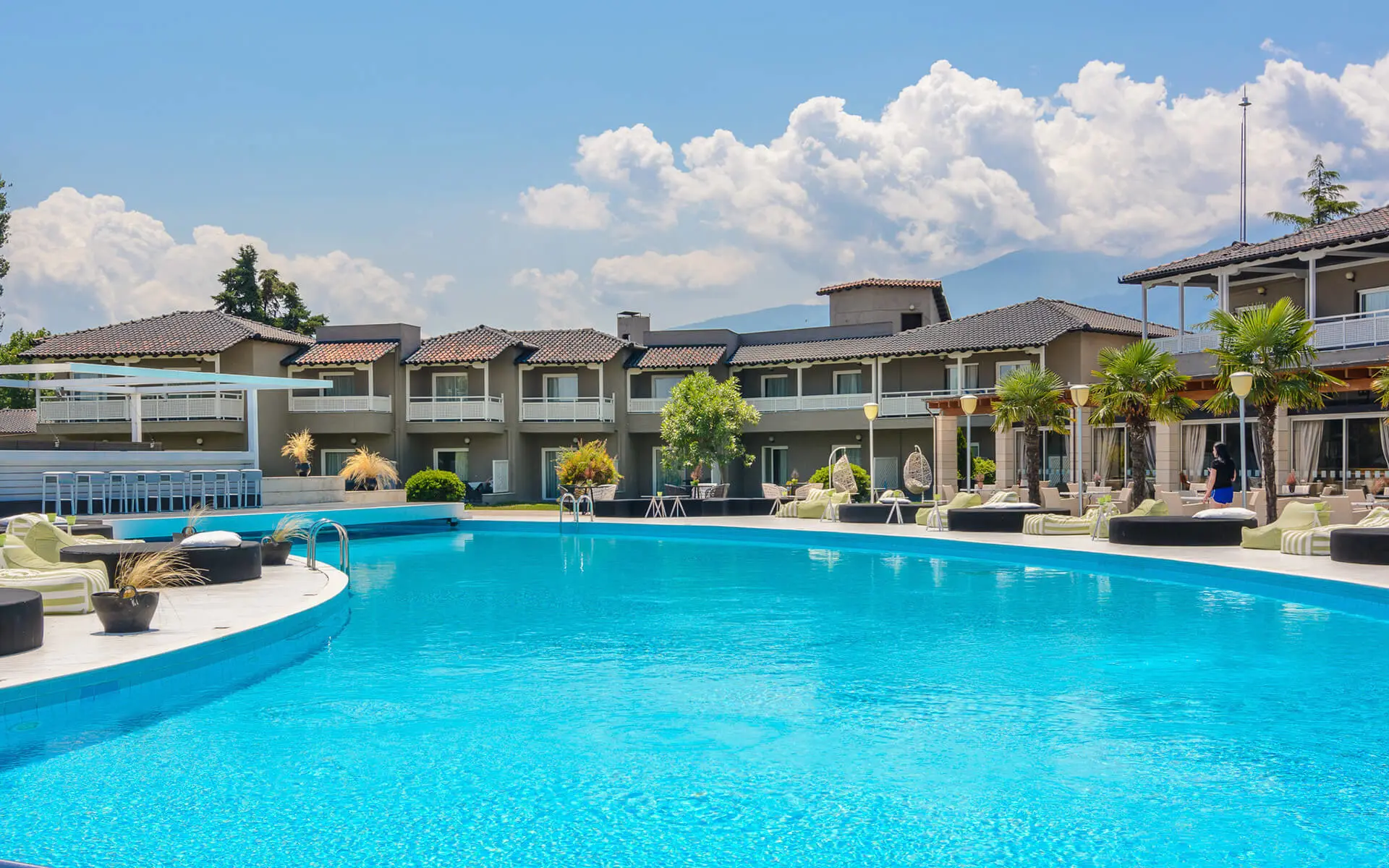 Открит басейн пред бунгалата с изглед към Олимп – Dion Palace Resort & Spa, Олимпийска ривиера