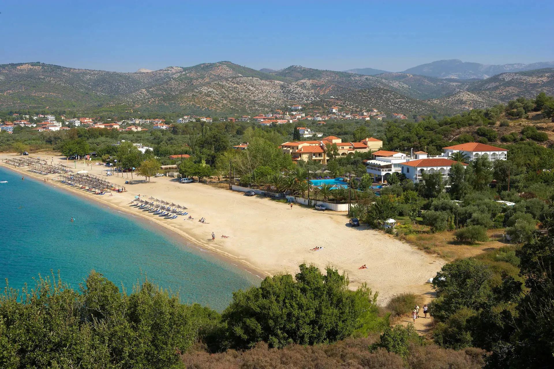 Дълъг пясъчен плаж, тюркоазено море и планините отвисоко – Kamari Beach, Тасос