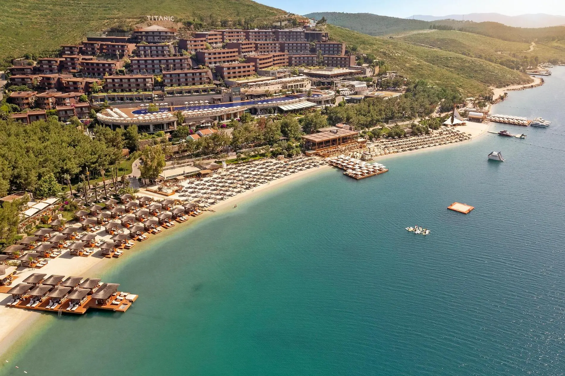 Панорама на хотела по склона до плажа и залива с понтони – Titanic Luxury Collection Bodrum, Бодрум