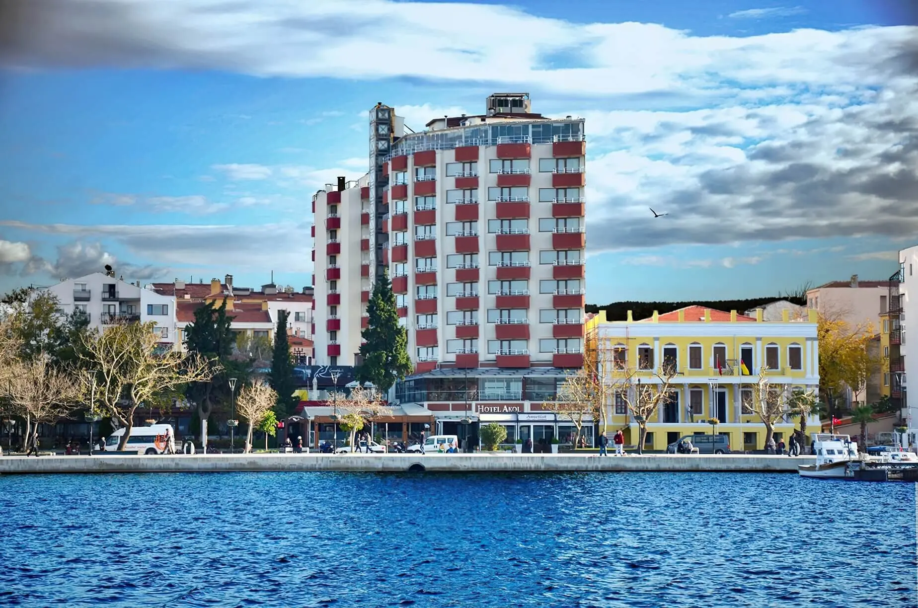 Високата сграда на хотела на крайбрежния булевард Кордонбою, гледана откъм протока – Akol, Чанаккале