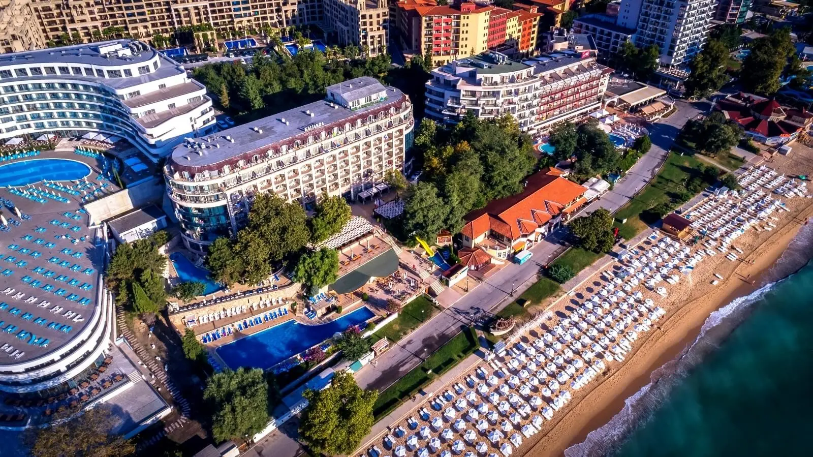 Изглед от въздуха към хотела на първа линия, басейните и плажа – Елпида Бийч (ex. Вемара Бийч), Златни пясъци