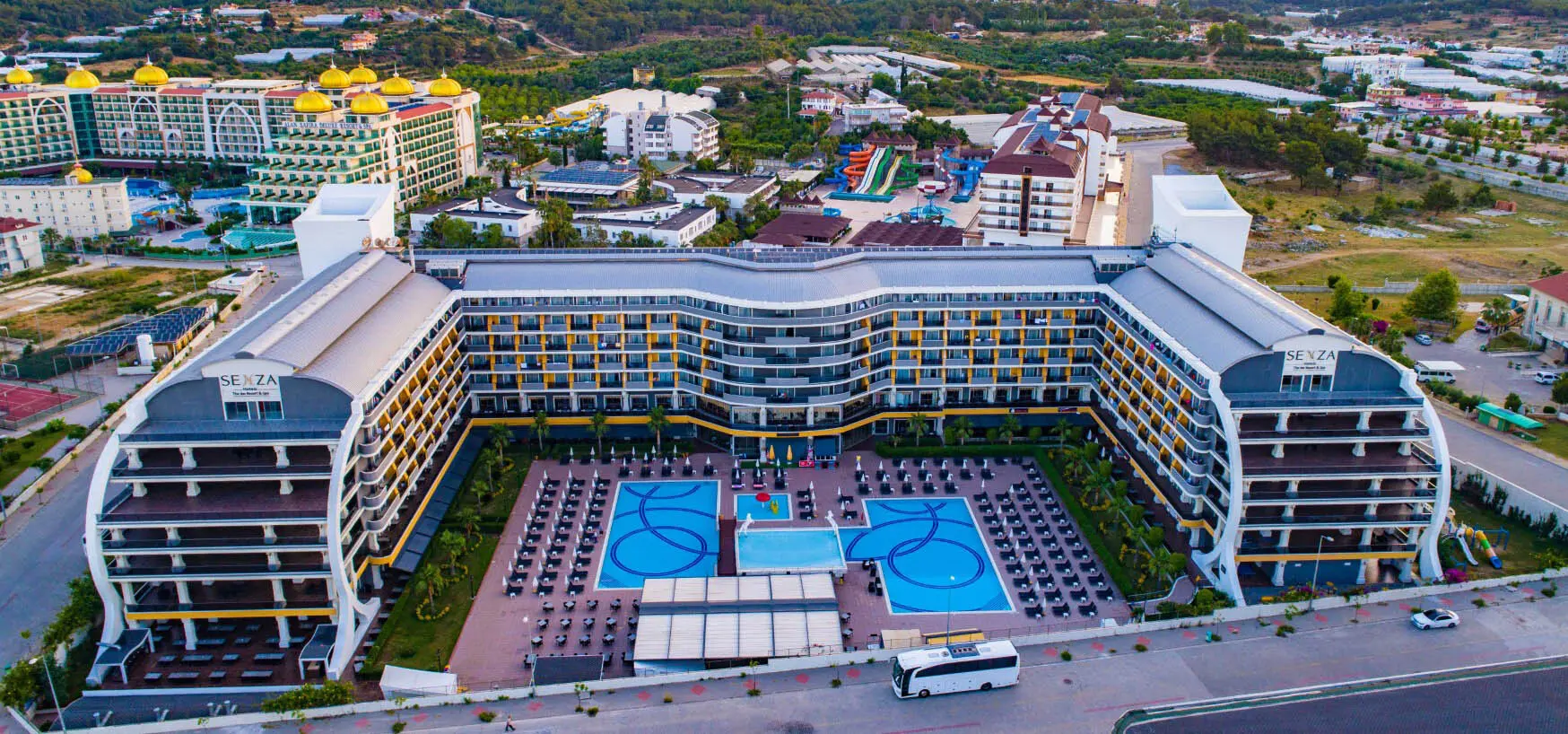 Въздушна снимка на хотела с вътрешен двор и басейни – Senza The Inn Resort & Spa, Алания