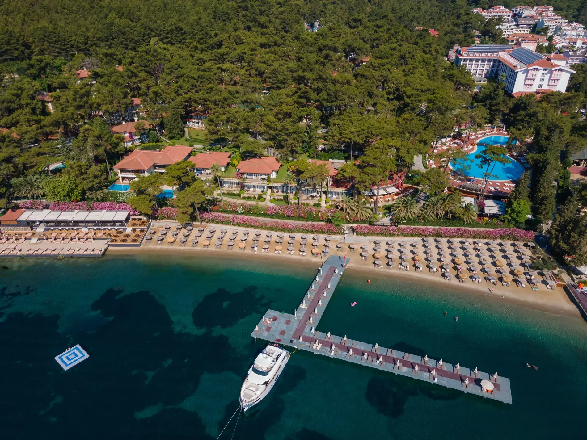 Плажна ивица с кей и яхта, заобиколена от борова гора и бунгала – Grand Yazici Club Turban Thermal, Мармарис