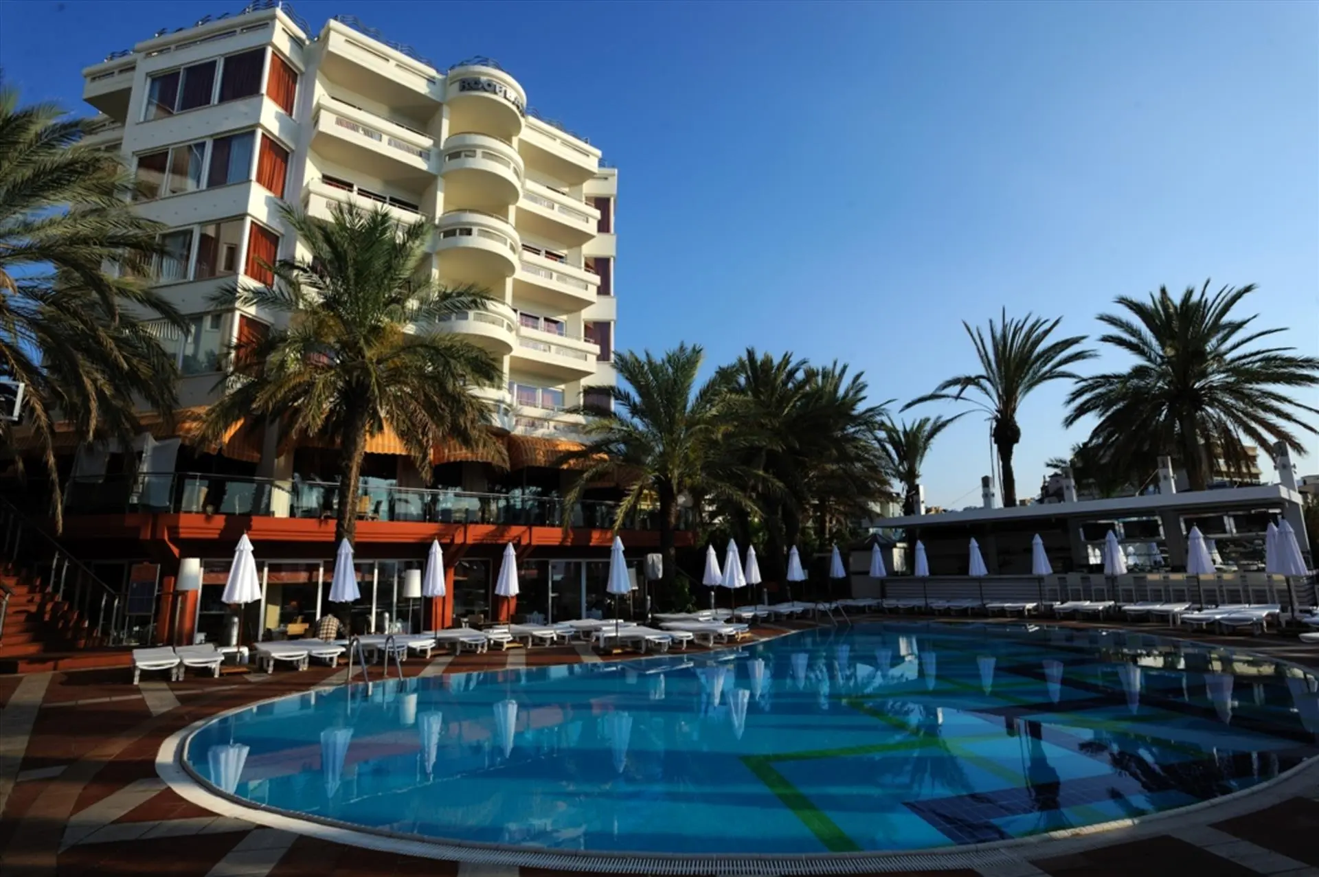 Сградата на хотела и външен басейн с палми и шезлонги – Elegance Hotels International, Мармарис