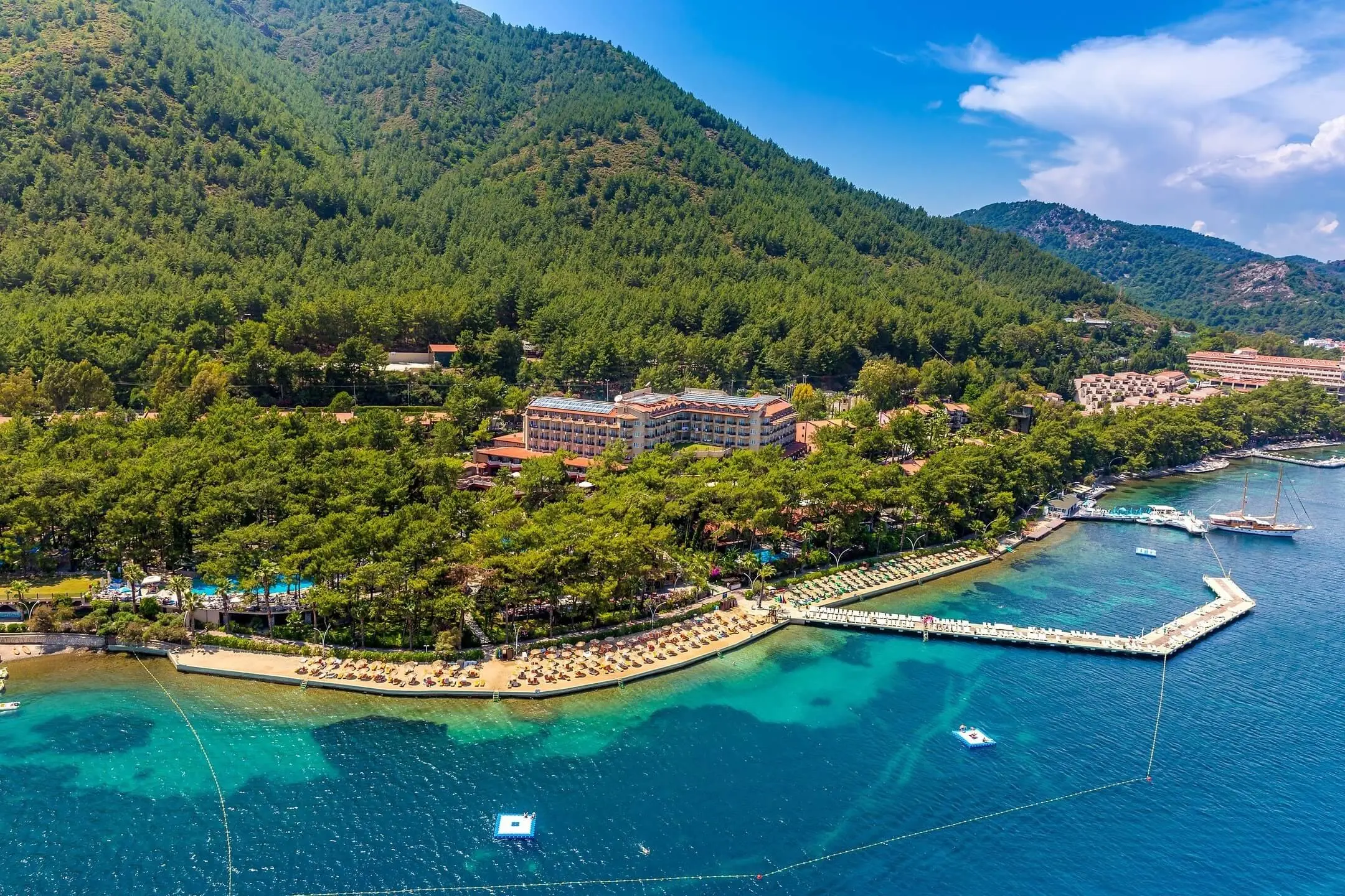 Хотелът сред борова гора над тюркоазения залив с понтони – Grand Yazici Club Marmaris Palace, Мармарис