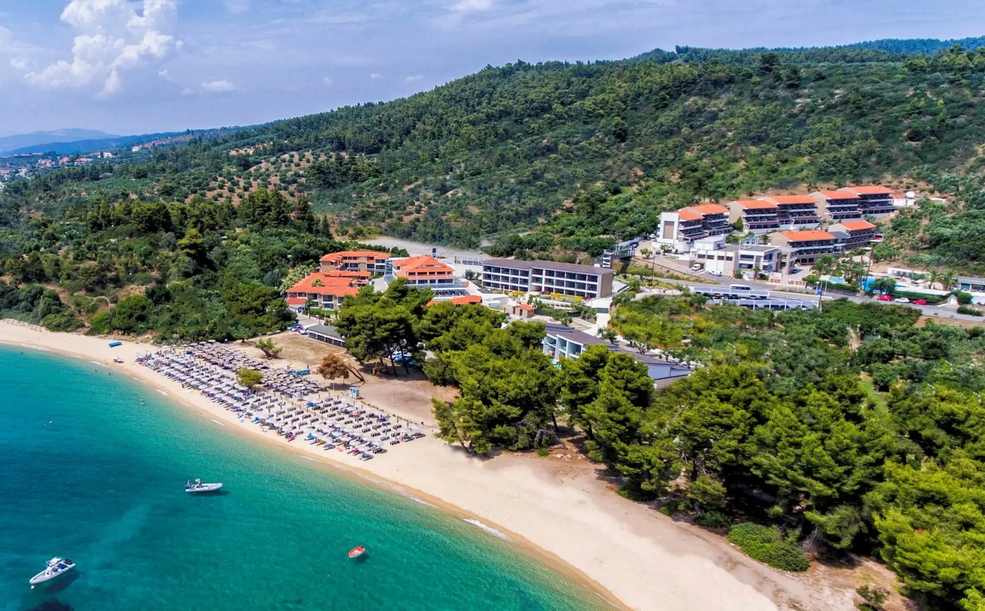 Пясъчният плаж, заливът и хотелите на хълма от въздуха – Lagomandra Beach, Ситония