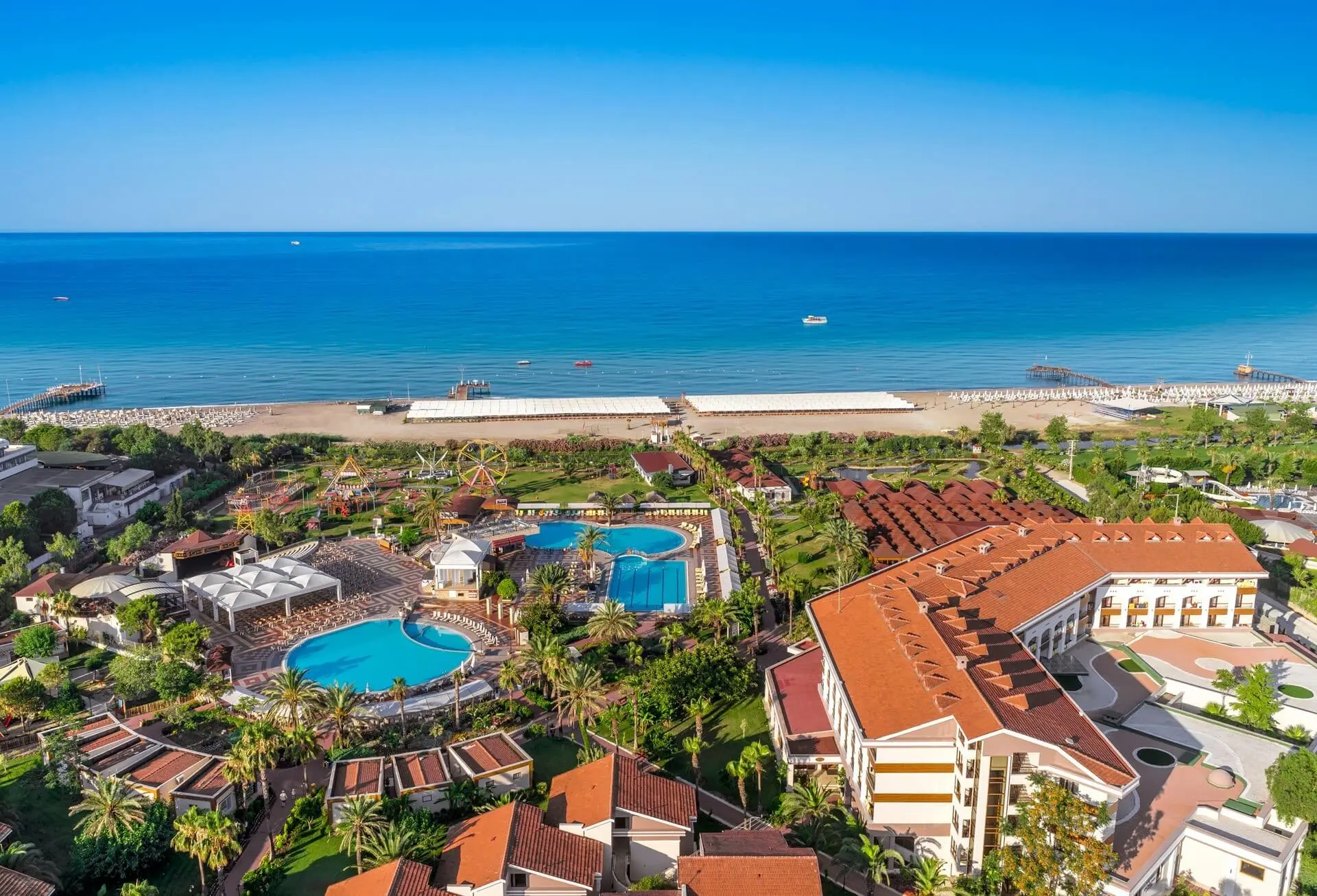 Въздушна снимка на плажа, басейните и червените покриви на комплекса – Club Hotel Turan Prince World, Сиде