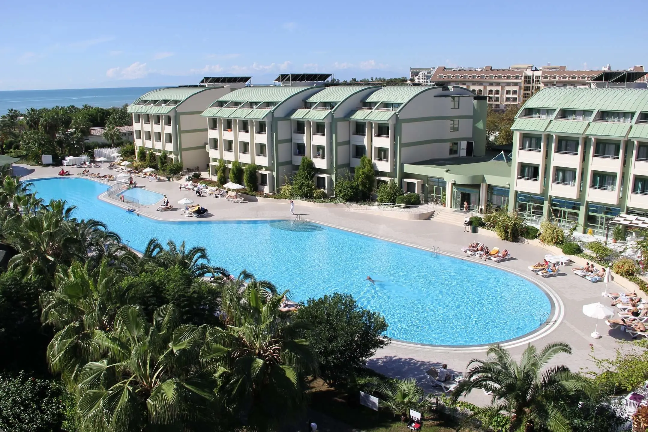 Басейн сред палми и зелените сгради на хотела, видяни отгоре – Vonresort Elite Hotel, Сиде